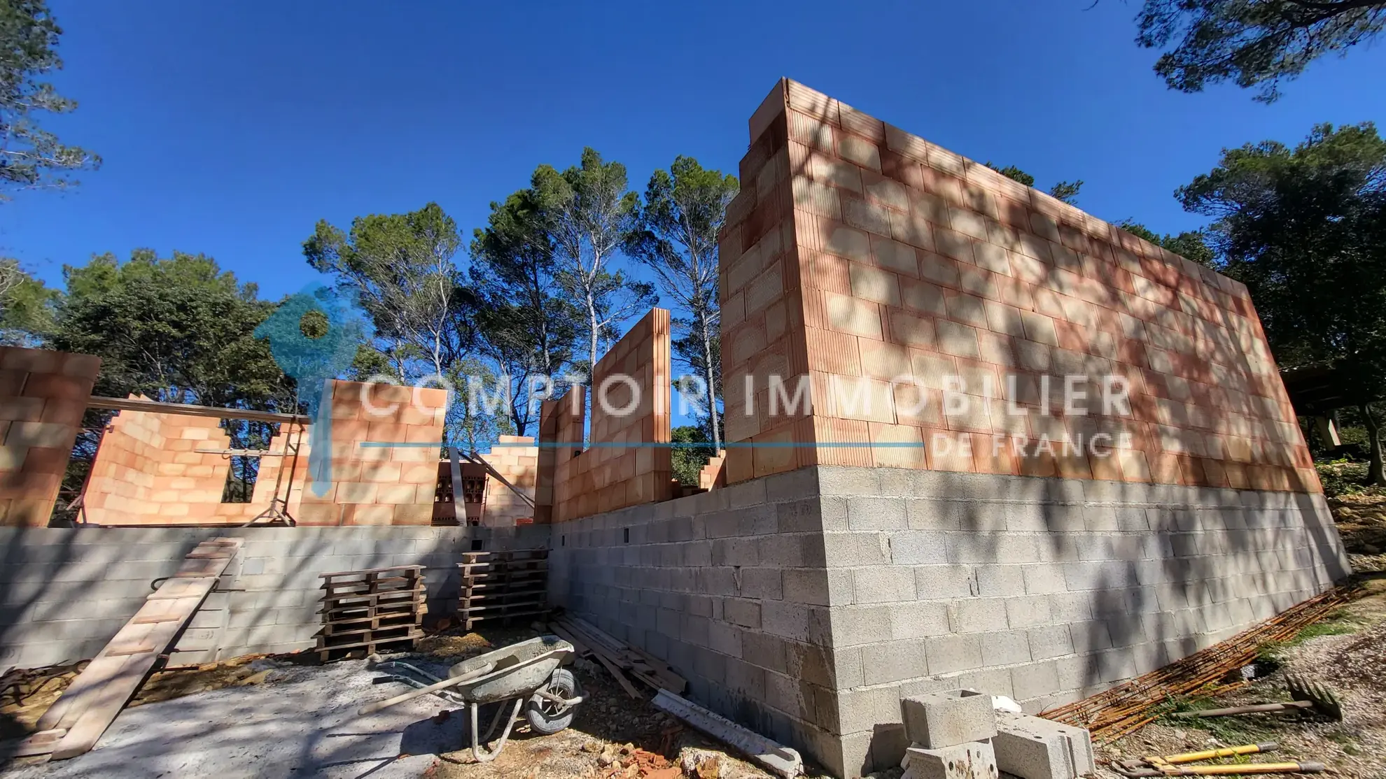 Villa de plain-pied de 138m² à Gaujac, terrain de 1995m² avec garage et abri, travaux en cours 