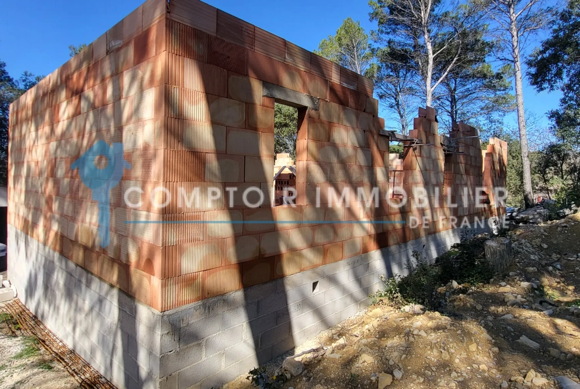 Villa de plain-pied de 138m² à Gaujac, terrain de 1995m² avec garage et abri, travaux en cours 
