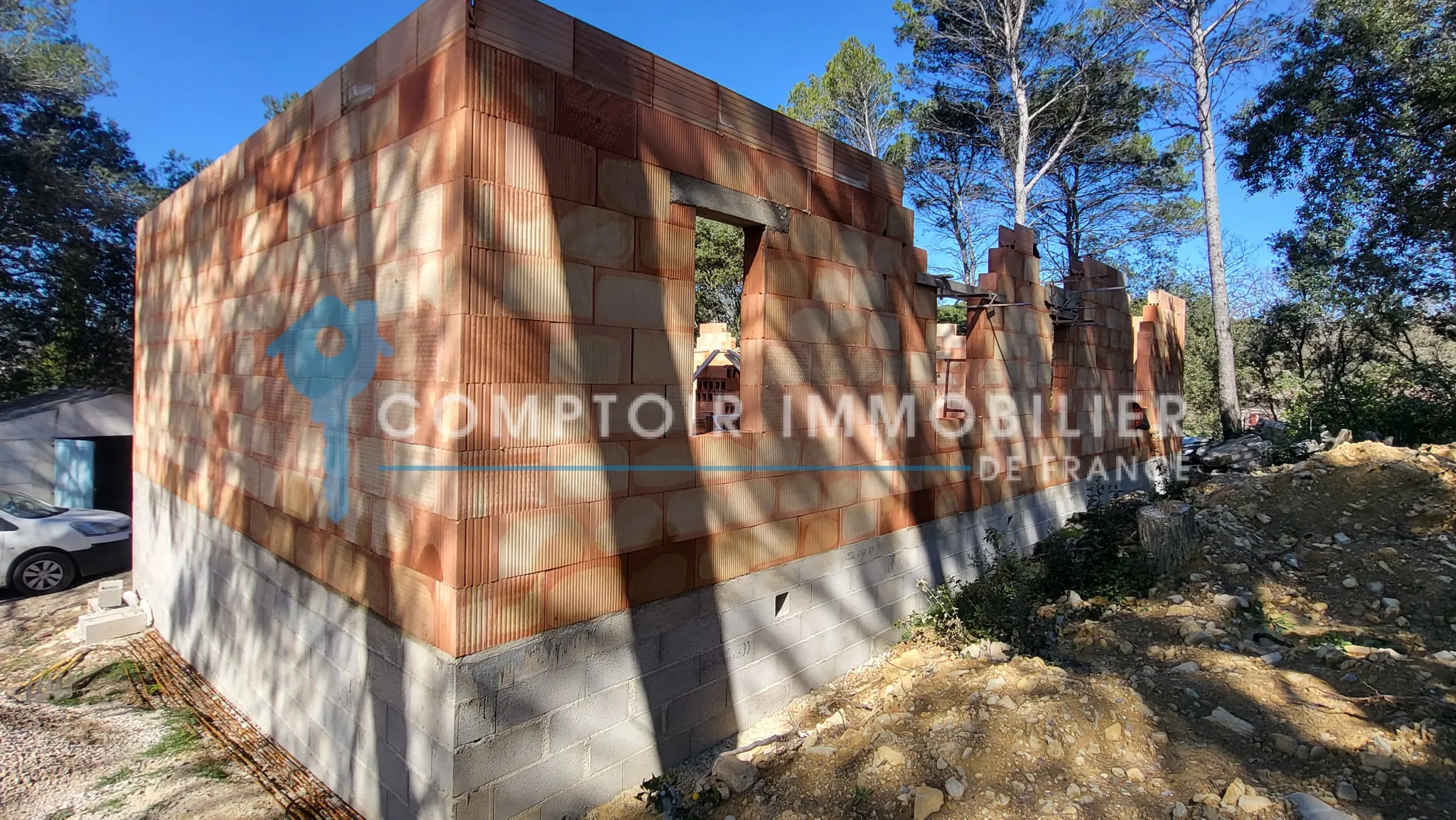 Villa de plain-pied de 138m² à Gaujac, terrain de 1995m² avec garage et abri, travaux en cours 