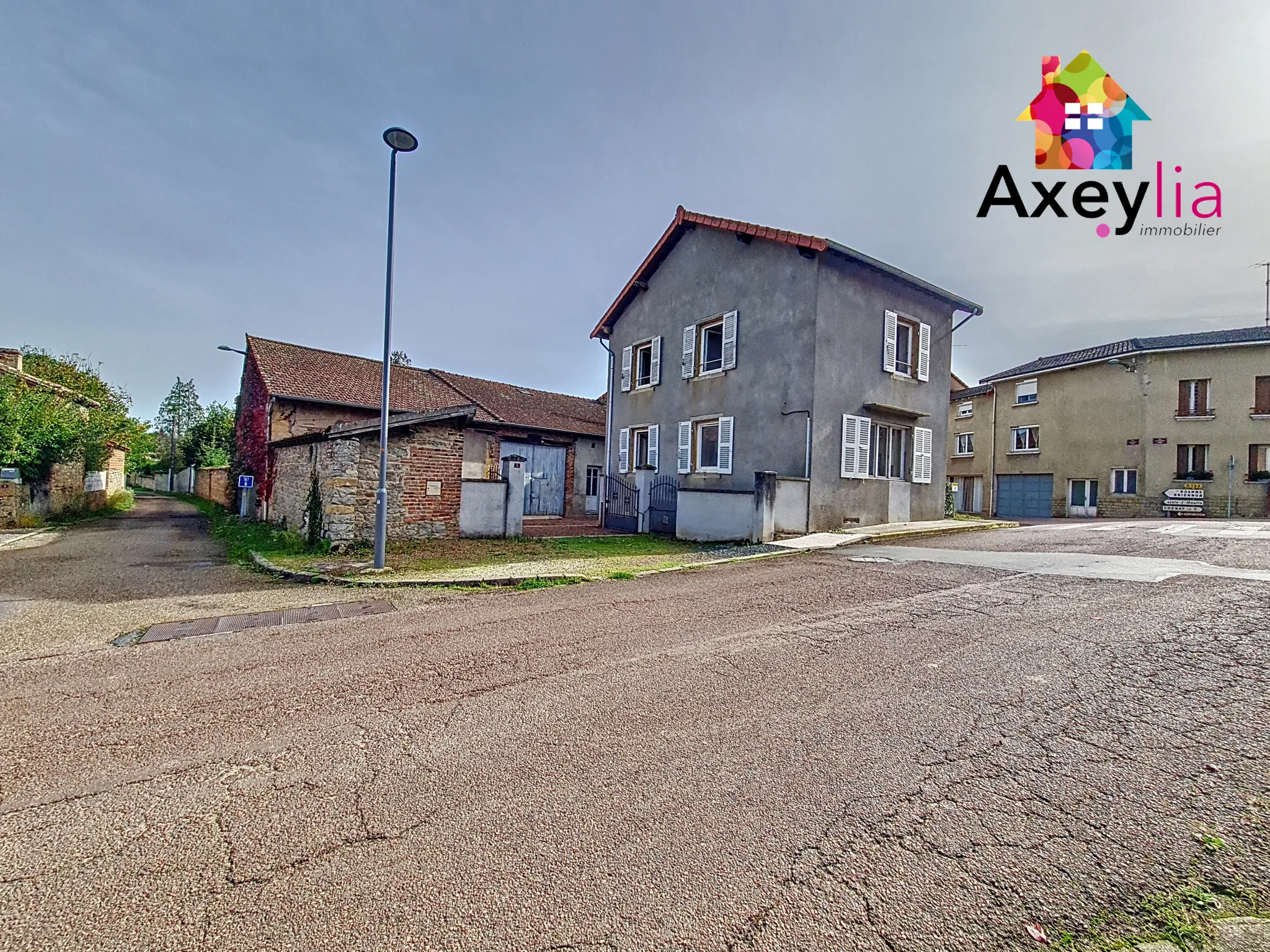 Maison à vendre à Mélay — Rénovation et potentiel avec garage large 