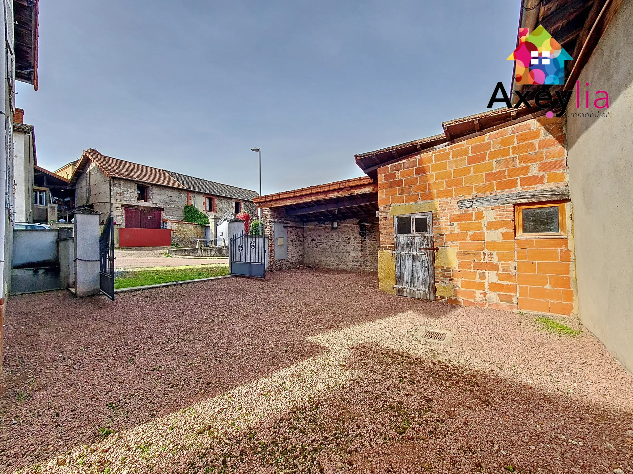 Maison à vendre à Mélay — Rénovation et potentiel avec garage large 