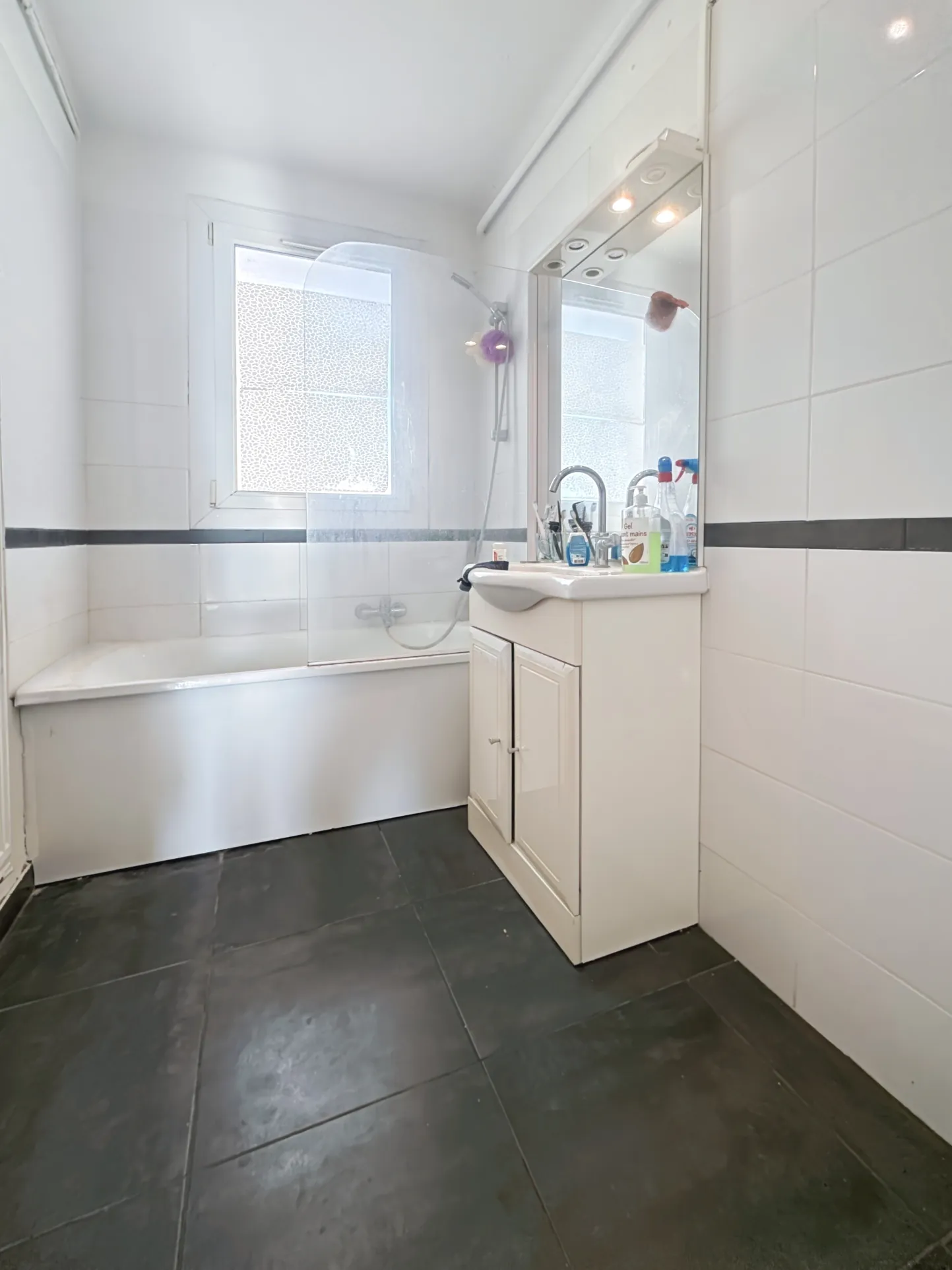 Bel appartement de 54,92m² à Marseille, 2 chambres, balcon, dernier étage, rénovation récente 
