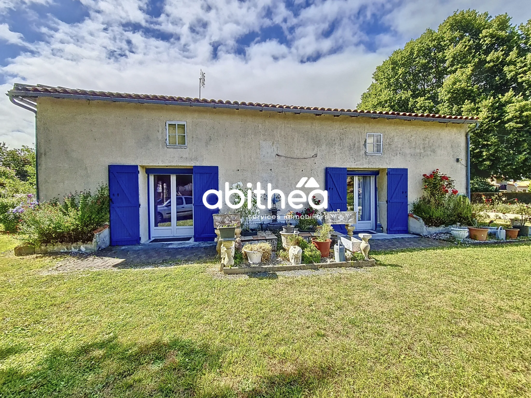 Maison de 160 m² avec 3 chambres et jardin à Brie-sous-Mortagne 
