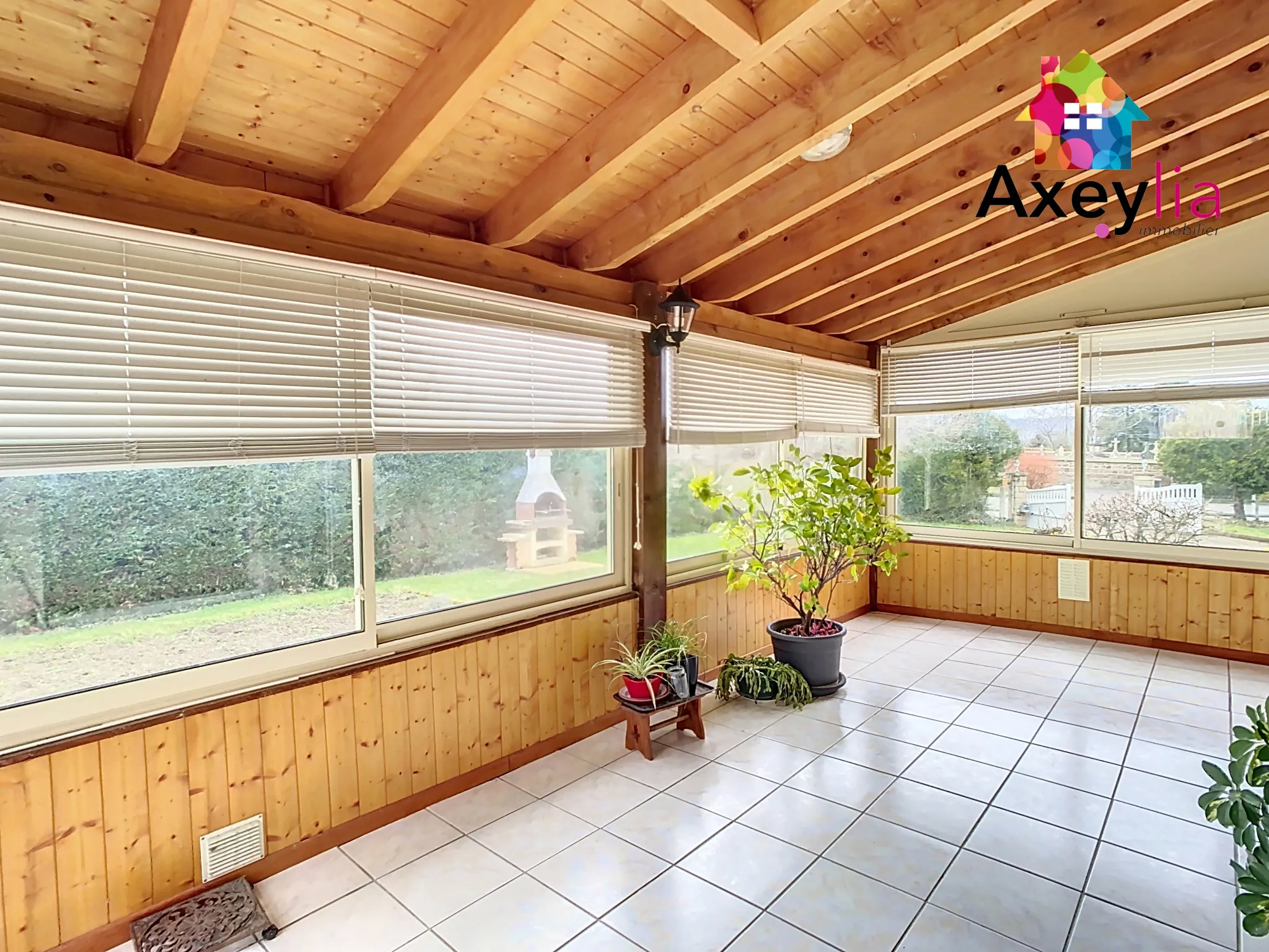 Belle maison avec 3 chambres, garage et terrain constructible à Saint-Romain-la-Motte 