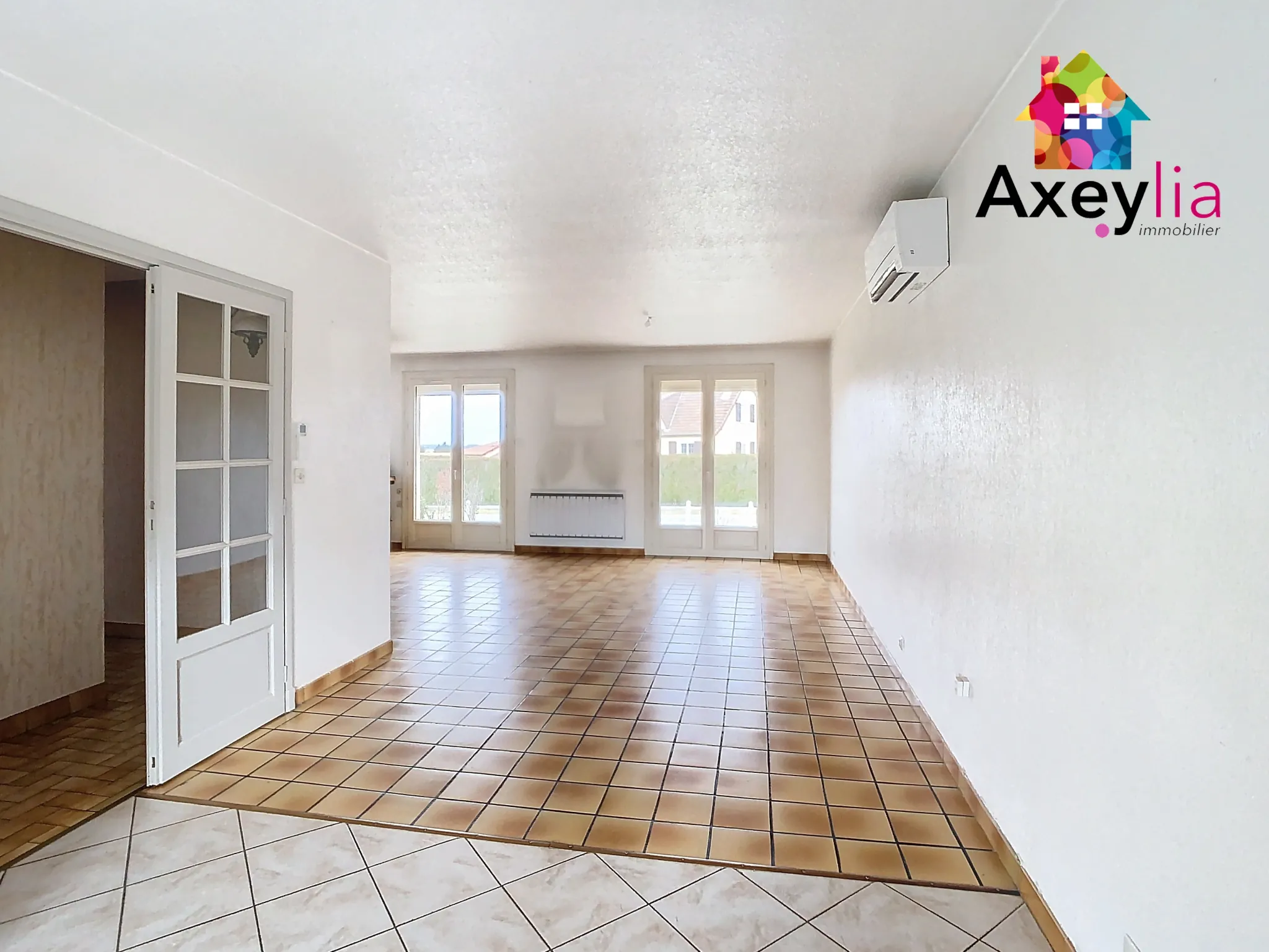 Belle maison avec 3 chambres, garage et terrain constructible à Saint-Romain-la-Motte 