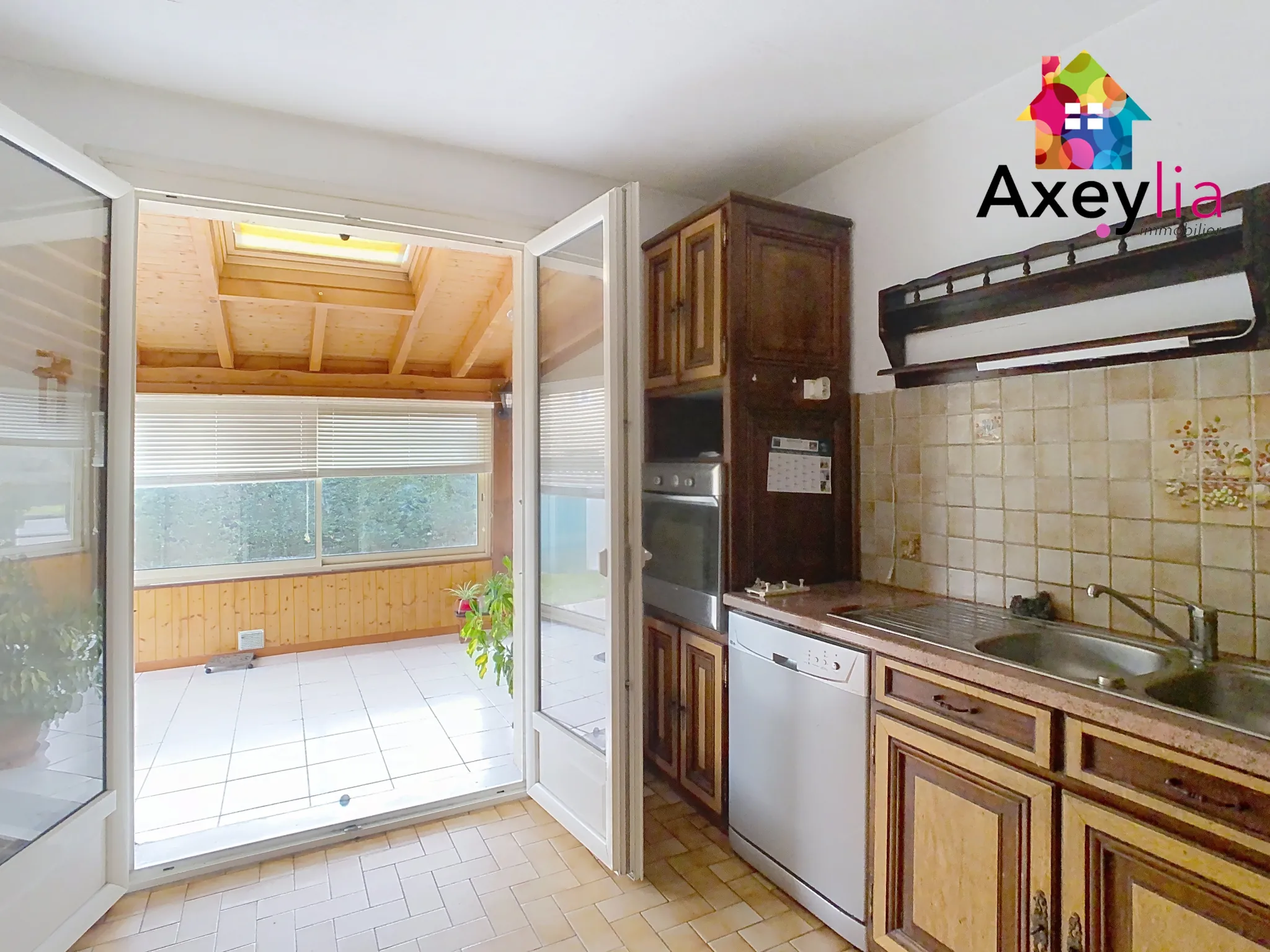 Belle maison avec 3 chambres, garage et terrain constructible à Saint-Romain-la-Motte 