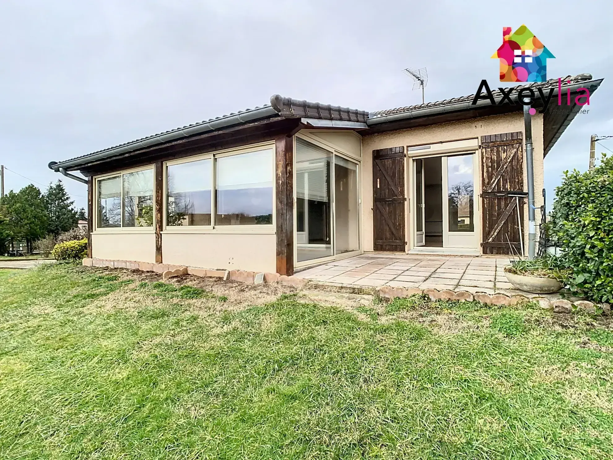 Belle maison avec 3 chambres, garage et terrain constructible à Saint-Romain-la-Motte 