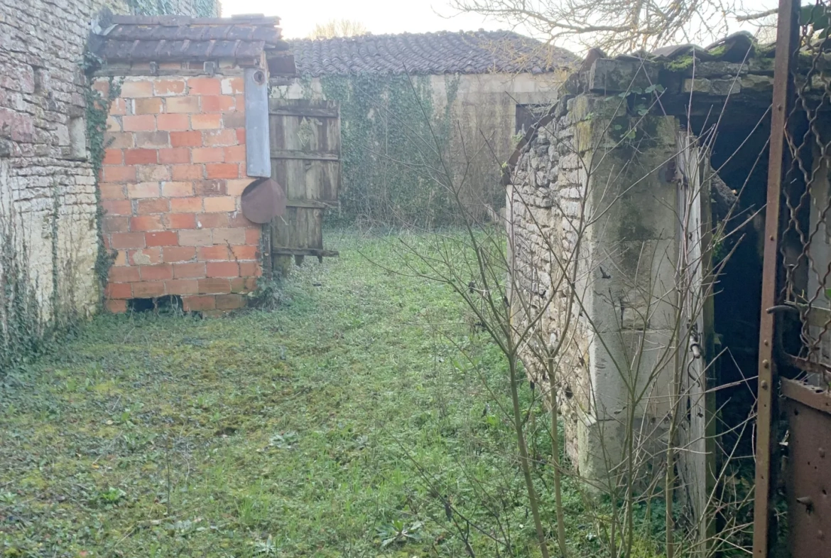 Maison à rénover de 90 m² avec dépendances à Matha (17160) 