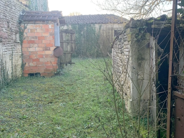 Maison à rénover de 90 m² avec dépendances à Matha (17160)