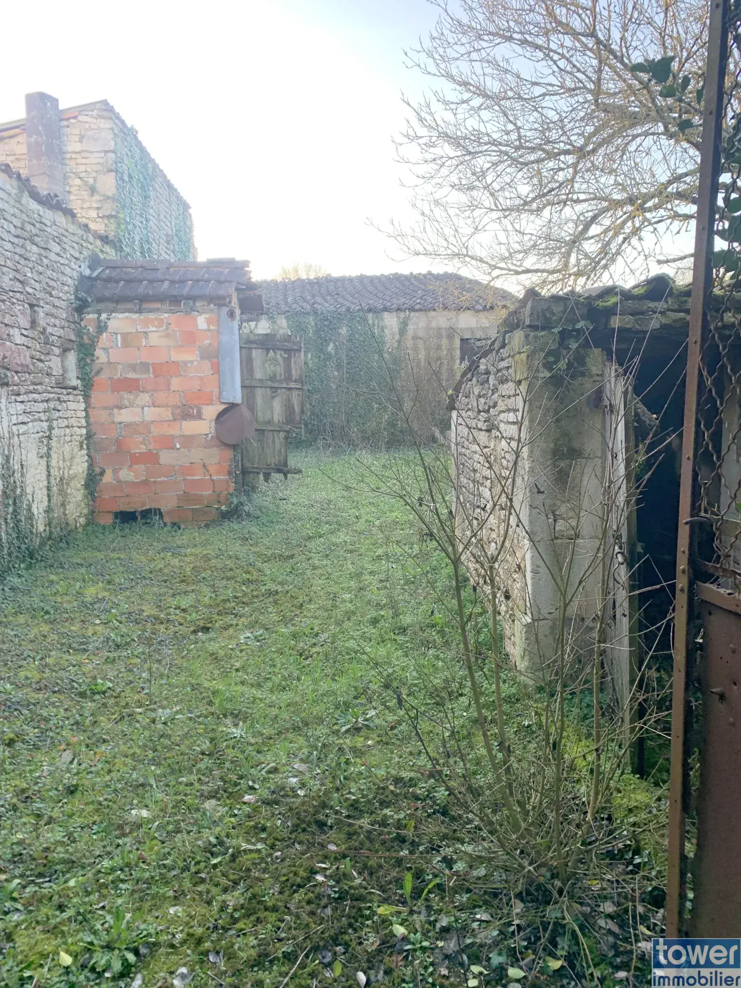 Maison à rénover de 90 m² avec dépendances à Matha (17160) 