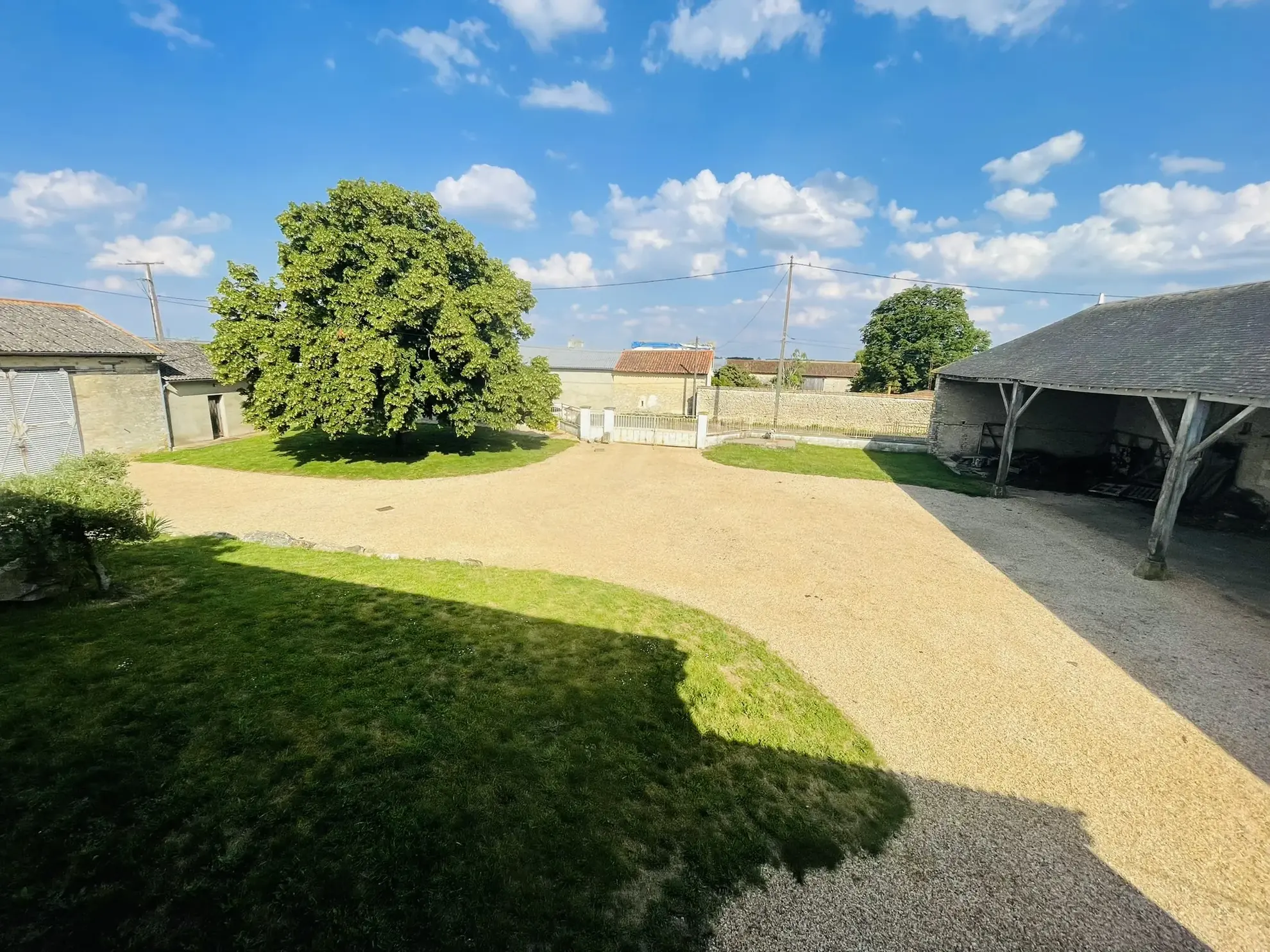 Belle maison familiale avec grand terrain à Cuhon, calme et potentielle extension 