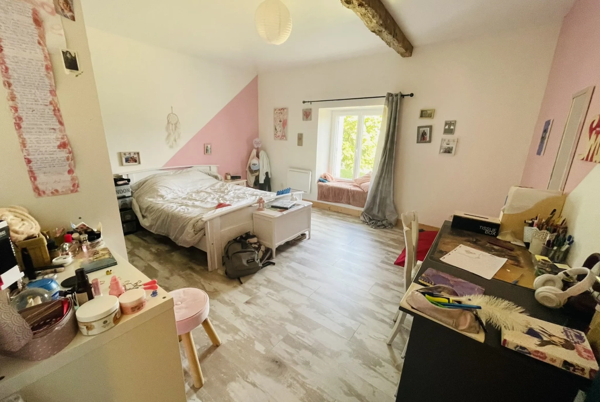 Belle maison familiale avec grand terrain à Cuhon, calme et potentielle extension 