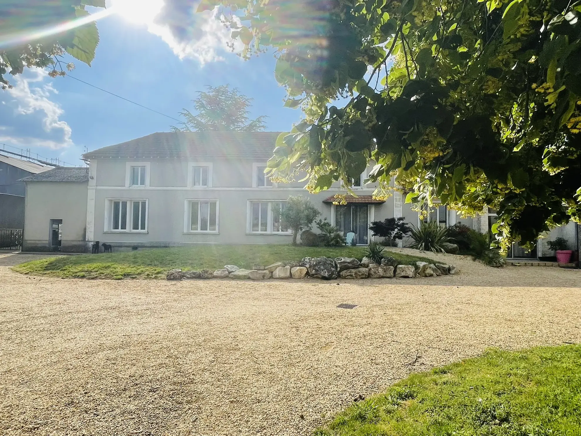 Belle maison familiale avec grand terrain à Cuhon, calme et potentielle extension 
