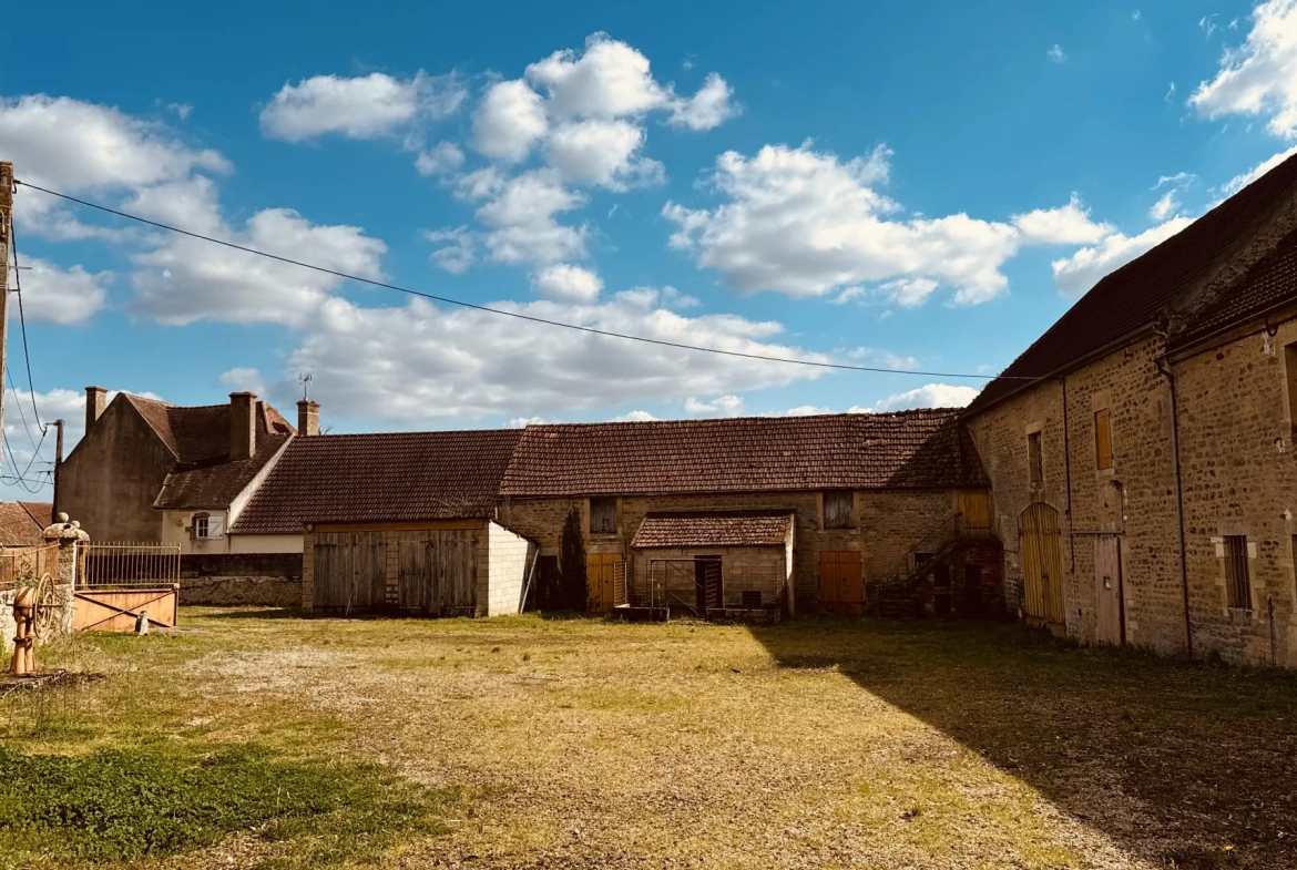Corps de ferme à Montréal (89420) avec dépendances et potentiel d'extension 