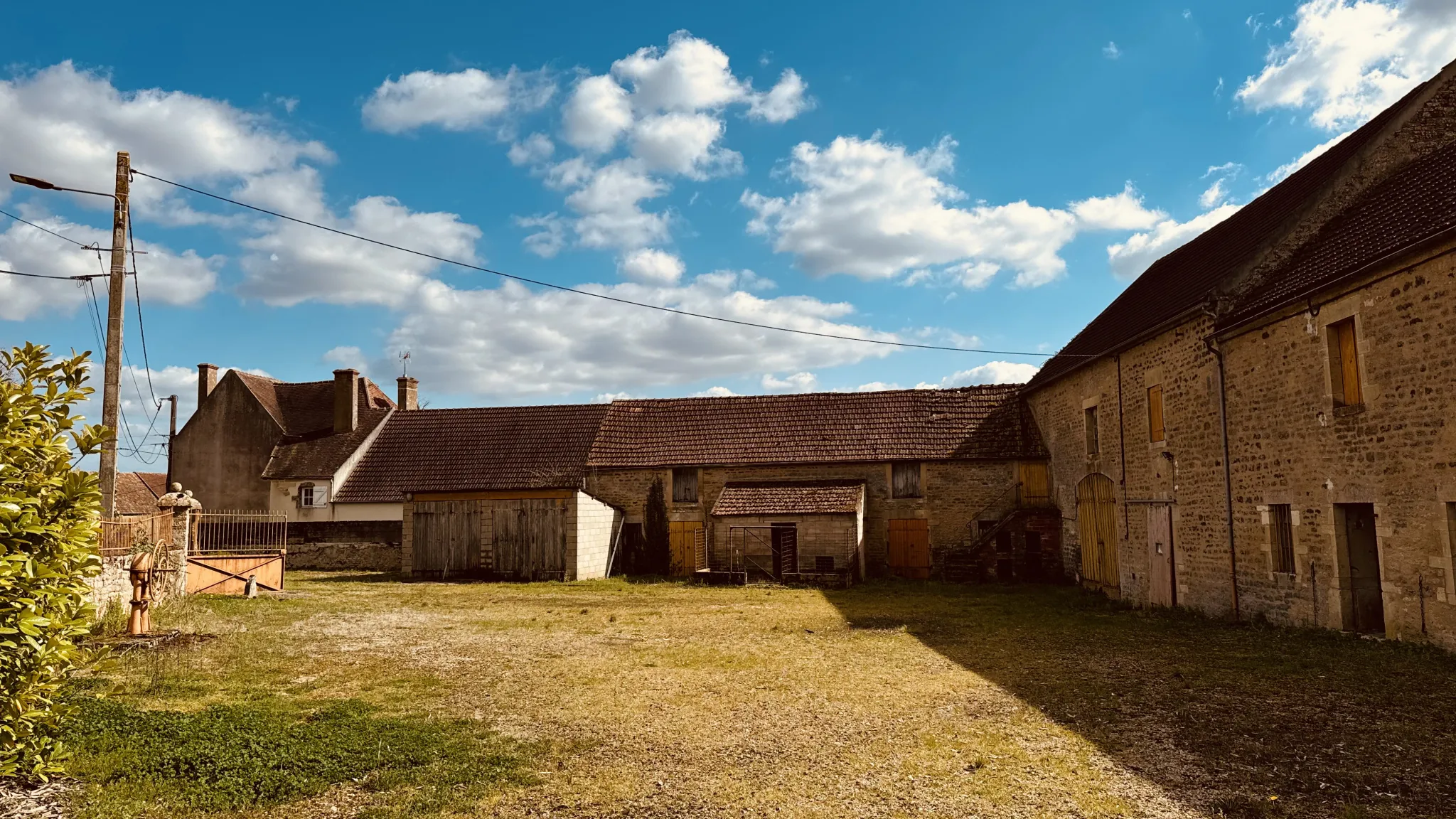 Corps de ferme à Montréal (89420) avec dépendances et potentiel d'extension 
