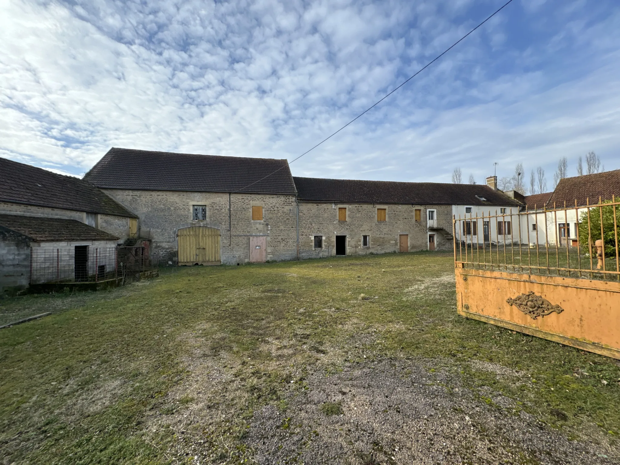 Corps de ferme à Montréal (89420) avec dépendances et potentiel d'extension 