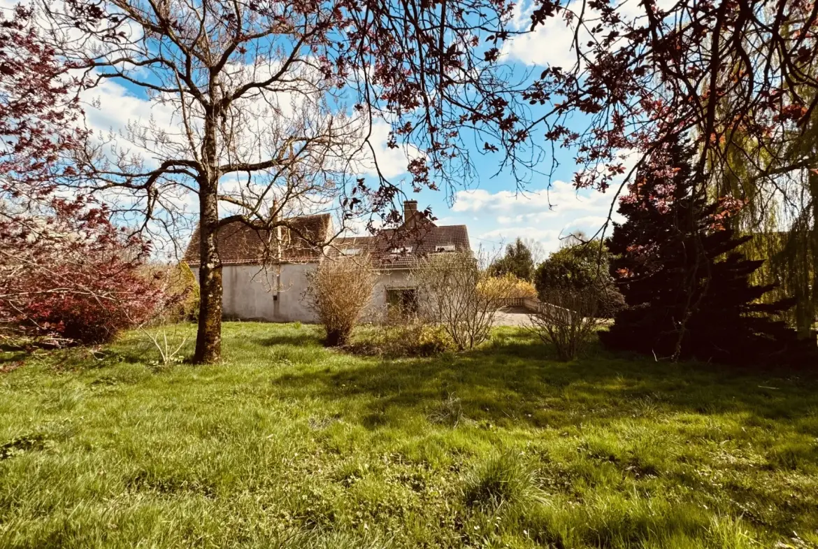 Corps de ferme à Montréal (89420) avec dépendances et potentiel d'extension 