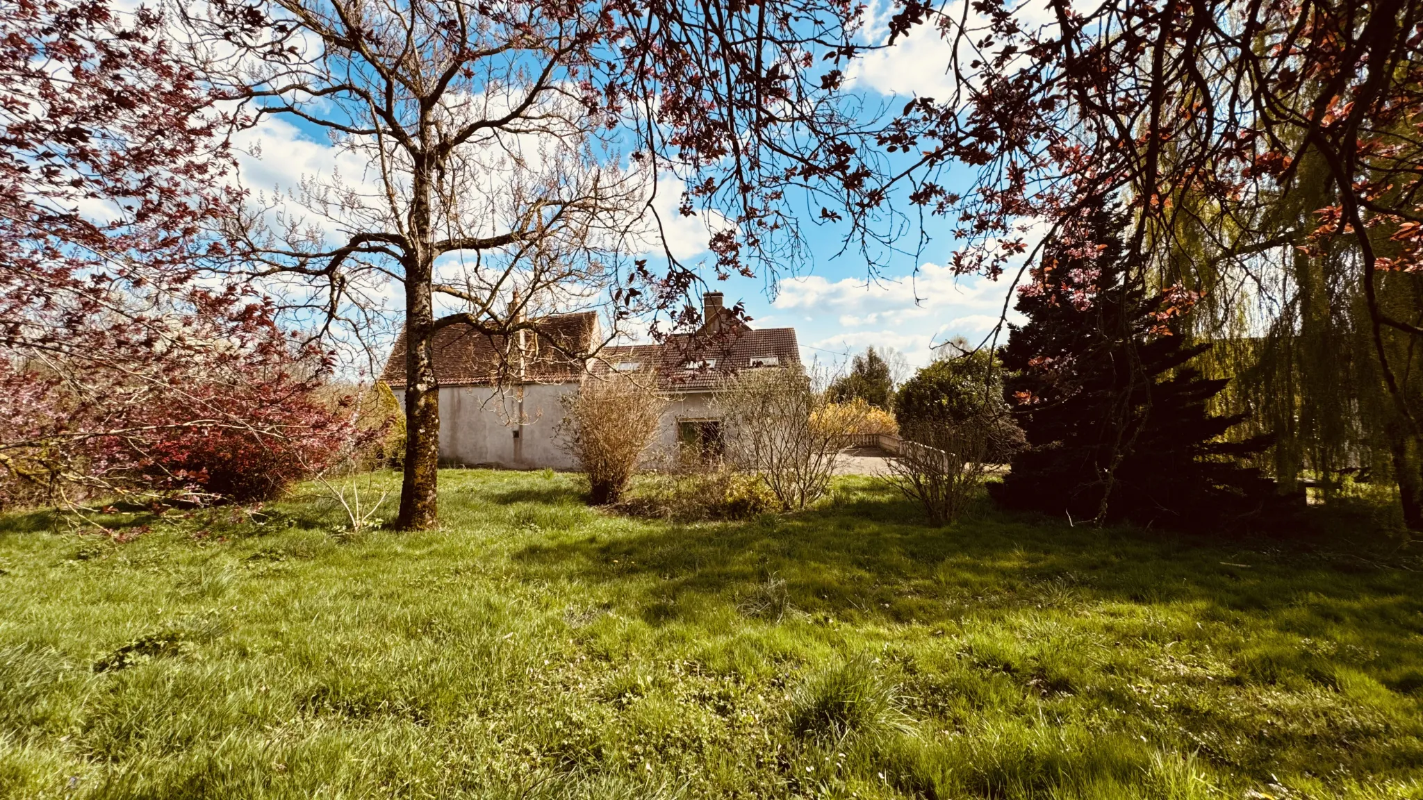 Corps de ferme à Montréal (89420) avec dépendances et potentiel d'extension 