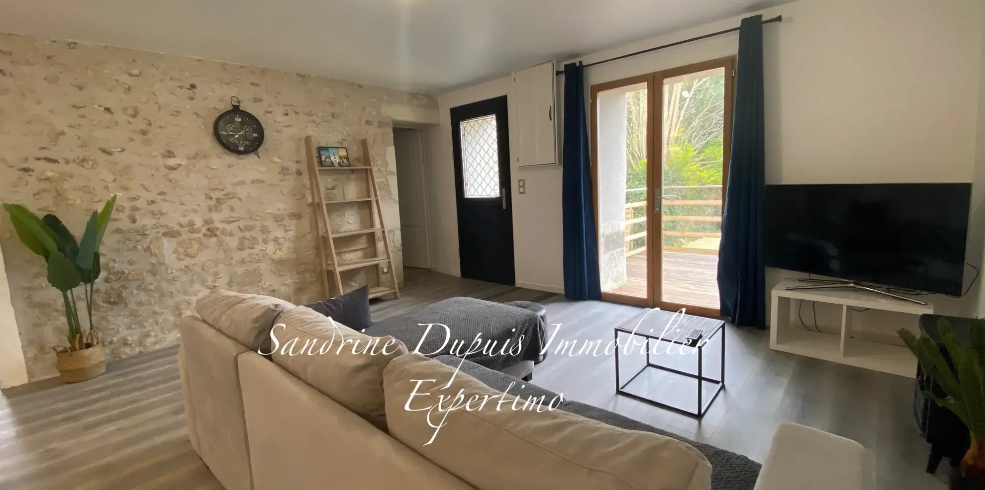 Maison charentaise entièrement rénovée avec 3 chambres, garage et belle vue campagne près de Saintes 