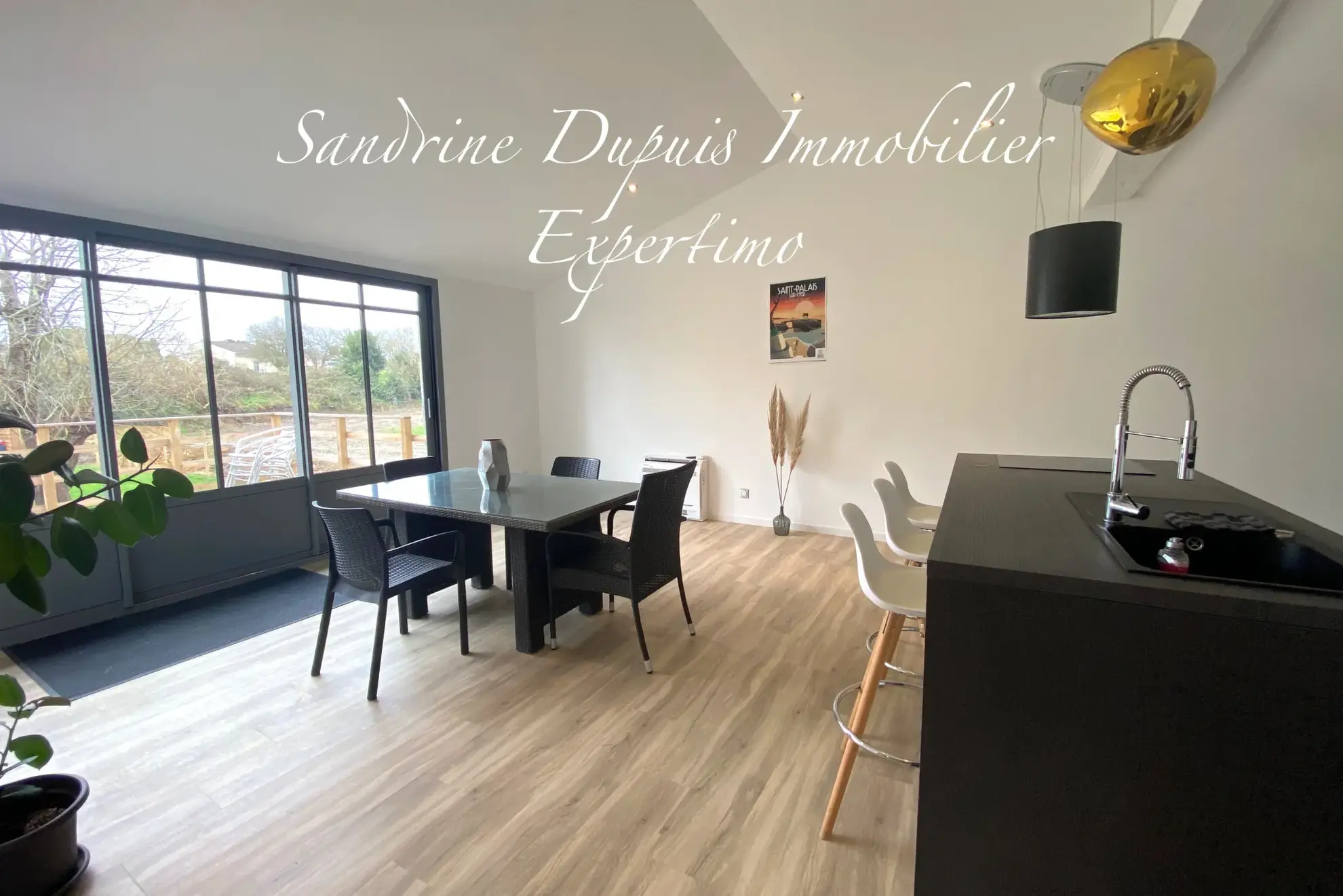 Maison charentaise entièrement rénovée avec 3 chambres, garage et belle vue campagne près de Saintes 