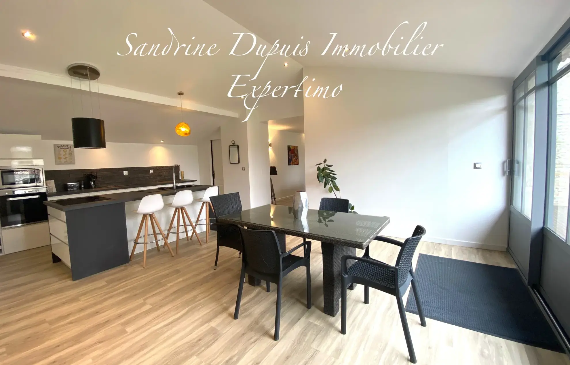 Maison charentaise entièrement rénovée avec 3 chambres, garage et belle vue campagne près de Saintes 