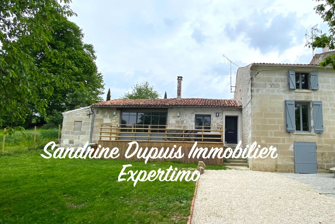 Maison charentaise entièrement rénovée avec 3 chambres, garage et belle vue campagne près de Saintes 