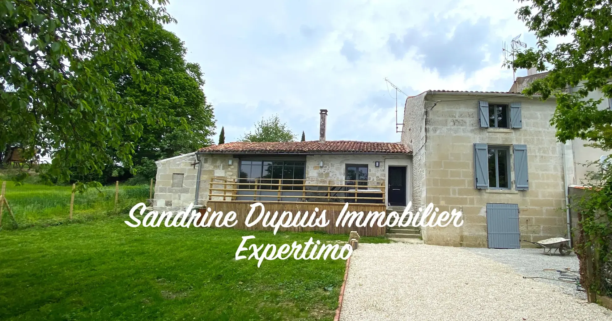 Maison charentaise entièrement rénovée avec 3 chambres, garage et belle vue campagne près de Saintes 