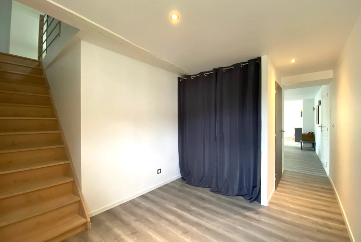 Maison charentaise entièrement rénovée avec 3 chambres, garage et belle vue campagne près de Saintes 