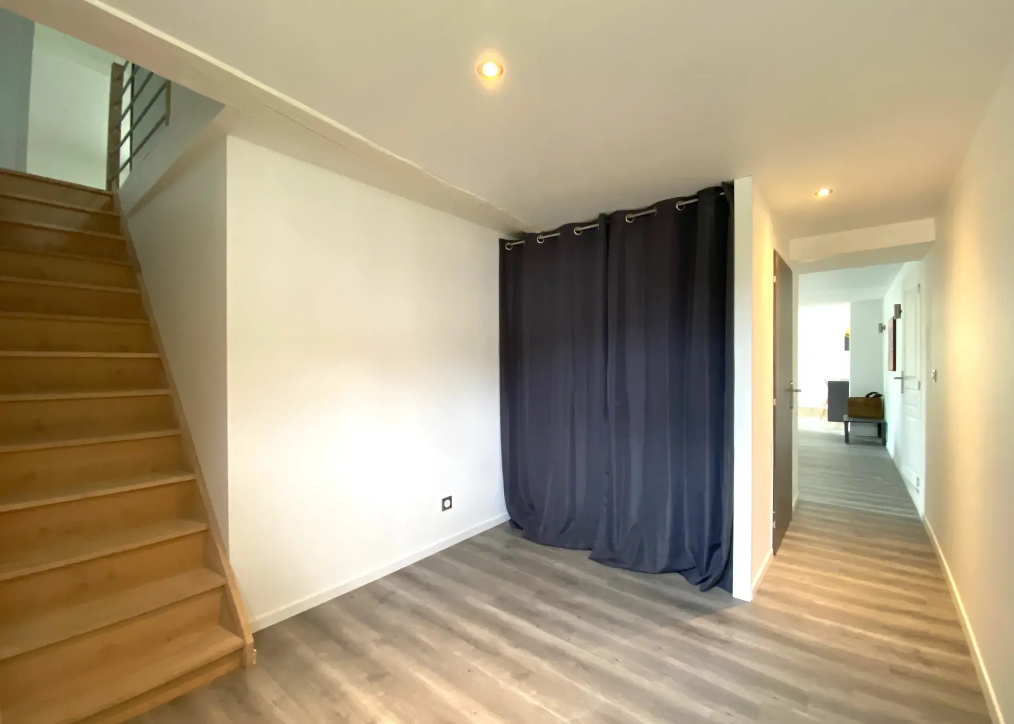 Maison charentaise entièrement rénovée avec 3 chambres, garage et belle vue campagne près de Saintes 