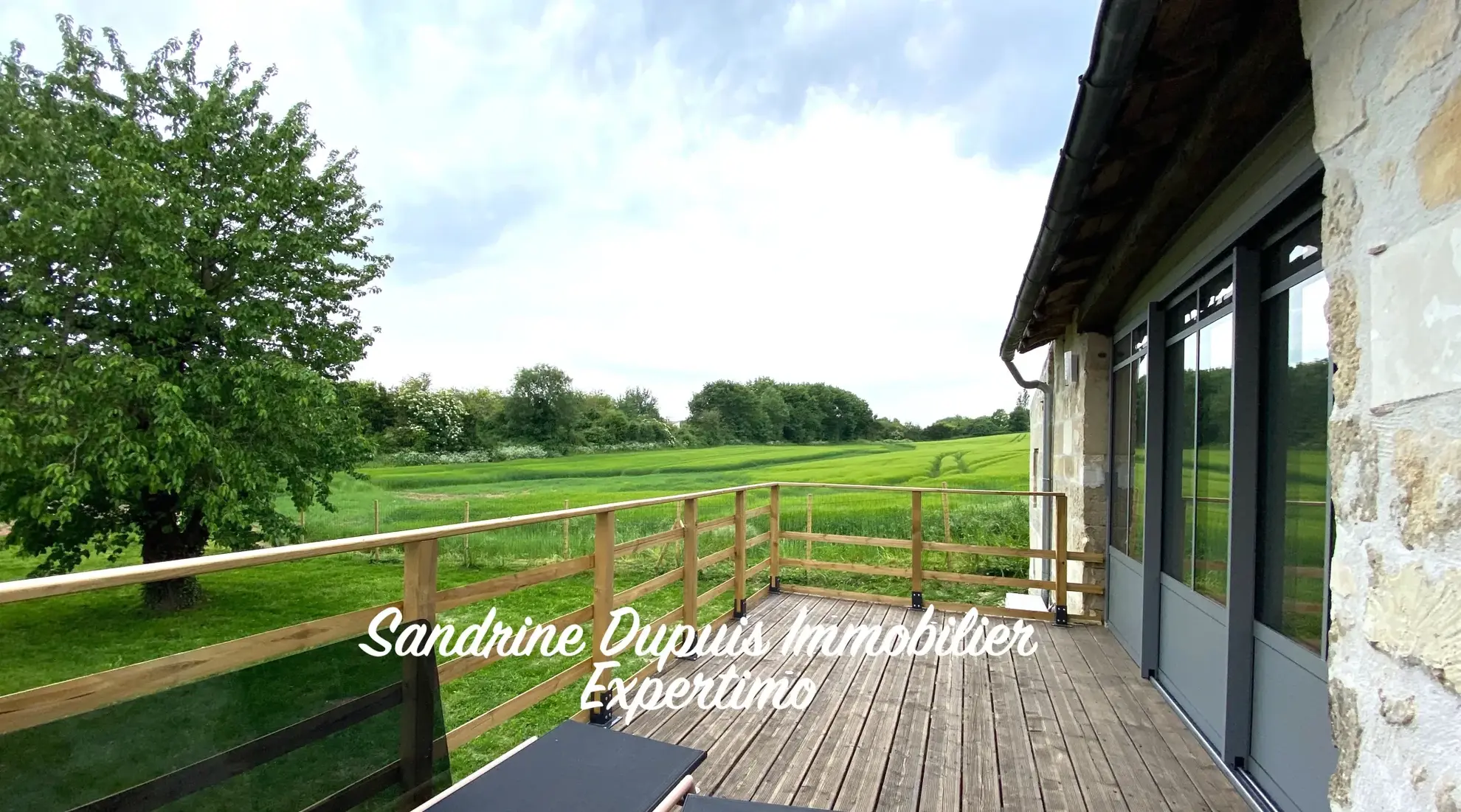 Maison charentaise entièrement rénovée avec 3 chambres, garage et belle vue campagne près de Saintes 
