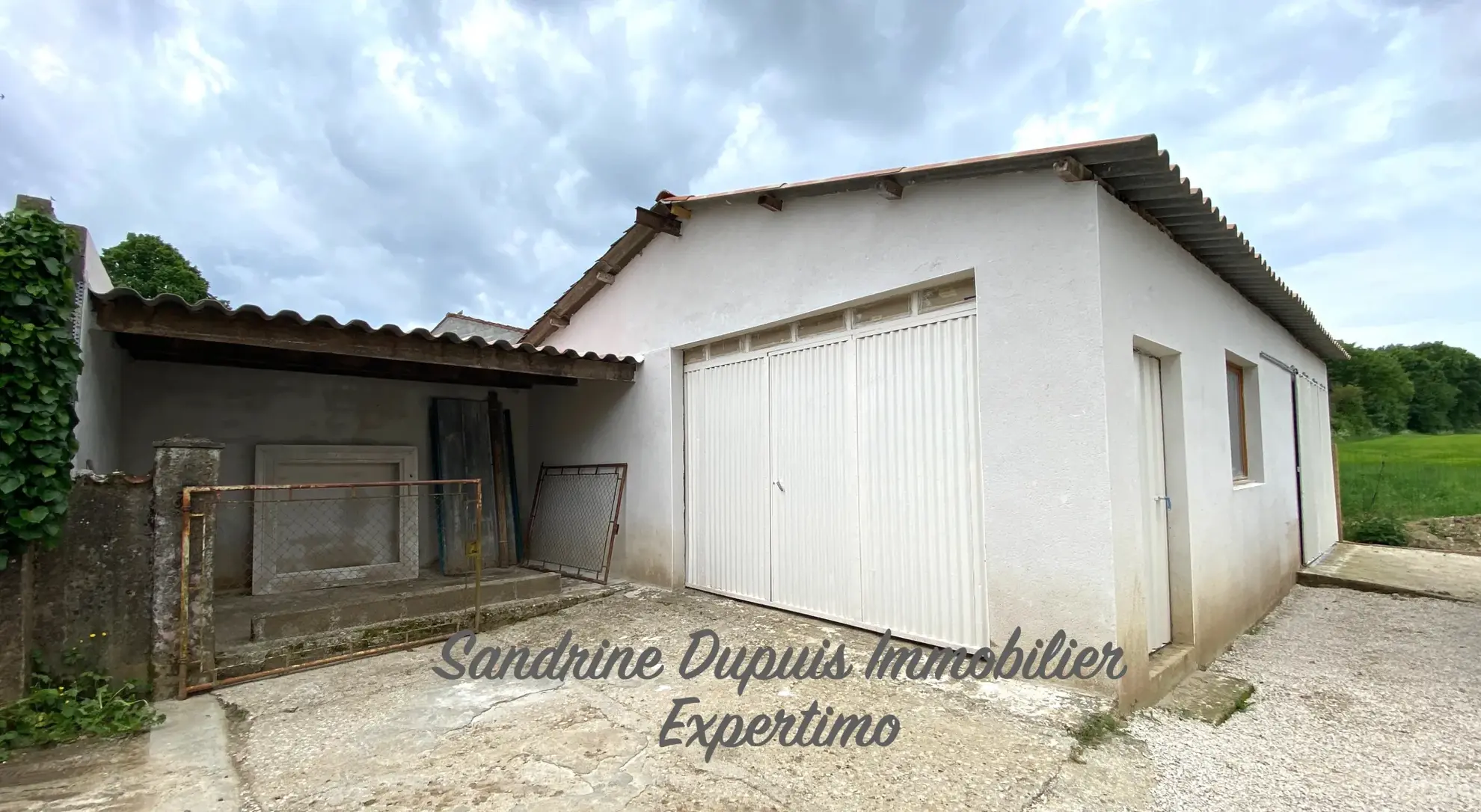 Maison charentaise entièrement rénovée avec 3 chambres, garage et belle vue campagne près de Saintes 