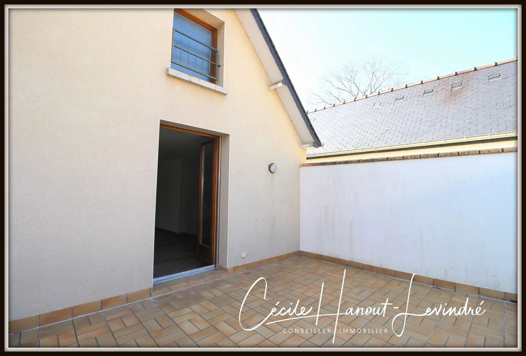 Immeuble locatif à Pontorson avec deux appartements et terrasse exposée 