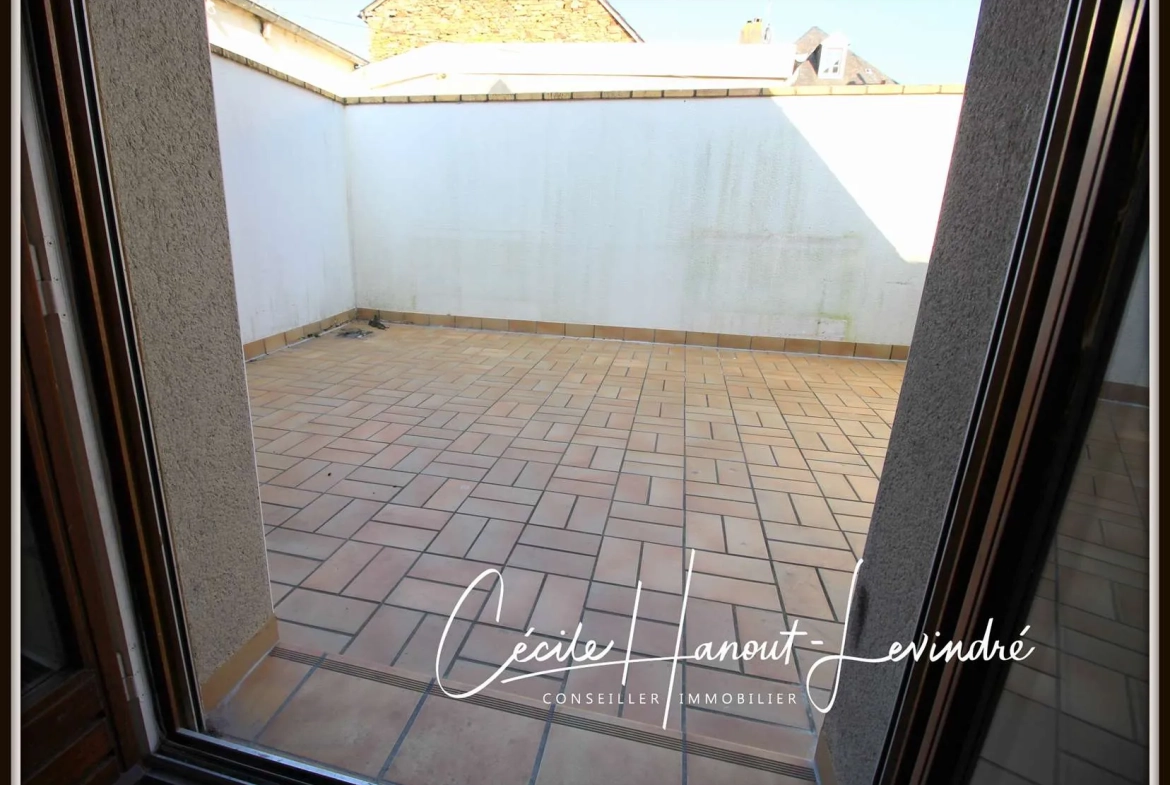 Immeuble locatif à Pontorson avec deux appartements et terrasse exposée 