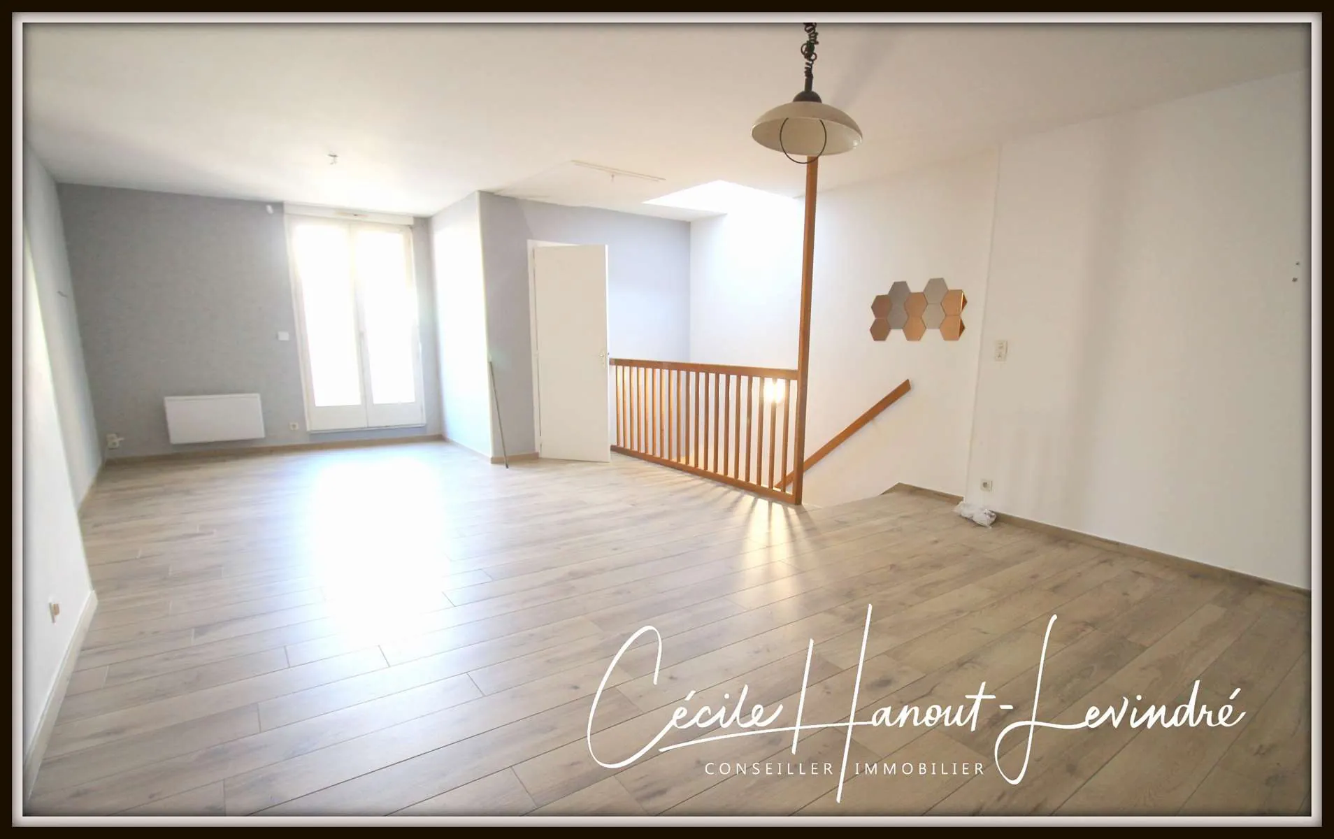 Immeuble locatif à Pontorson avec deux appartements et terrasse exposée 