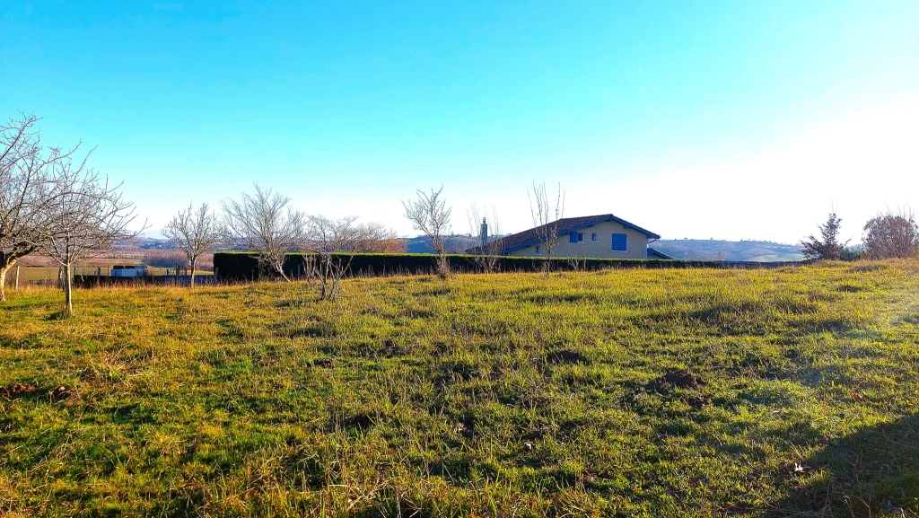 Terrain constructible plat de 1300 m² avec vue dégagée à Guiche