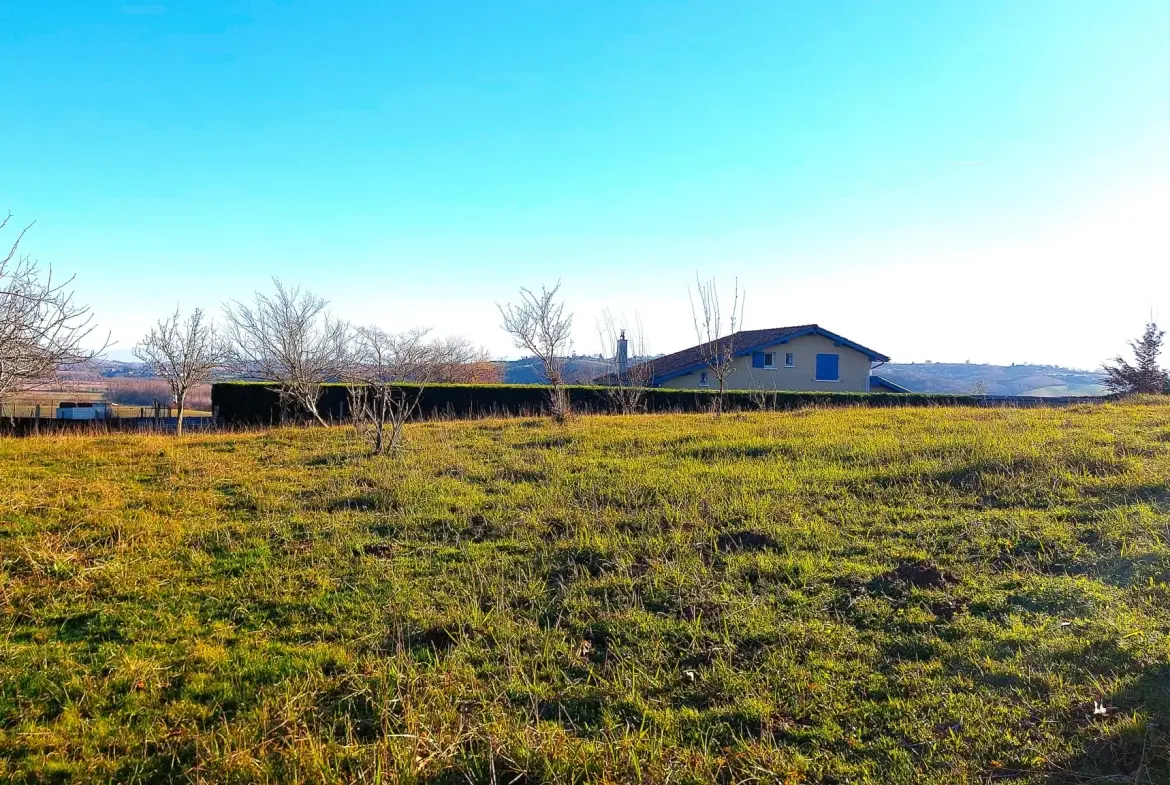 Terrain constructible plat de 1300 m² avec vue dégagée à Guiche 