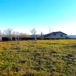 Terrain constructible plat de 1300 m² avec vue dégagée à Guiche