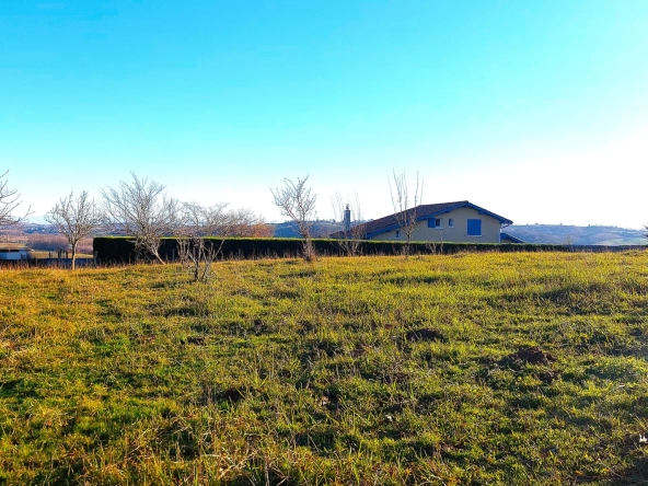 Terrain constructible plat de 1300 m² avec vue dégagée à Guiche