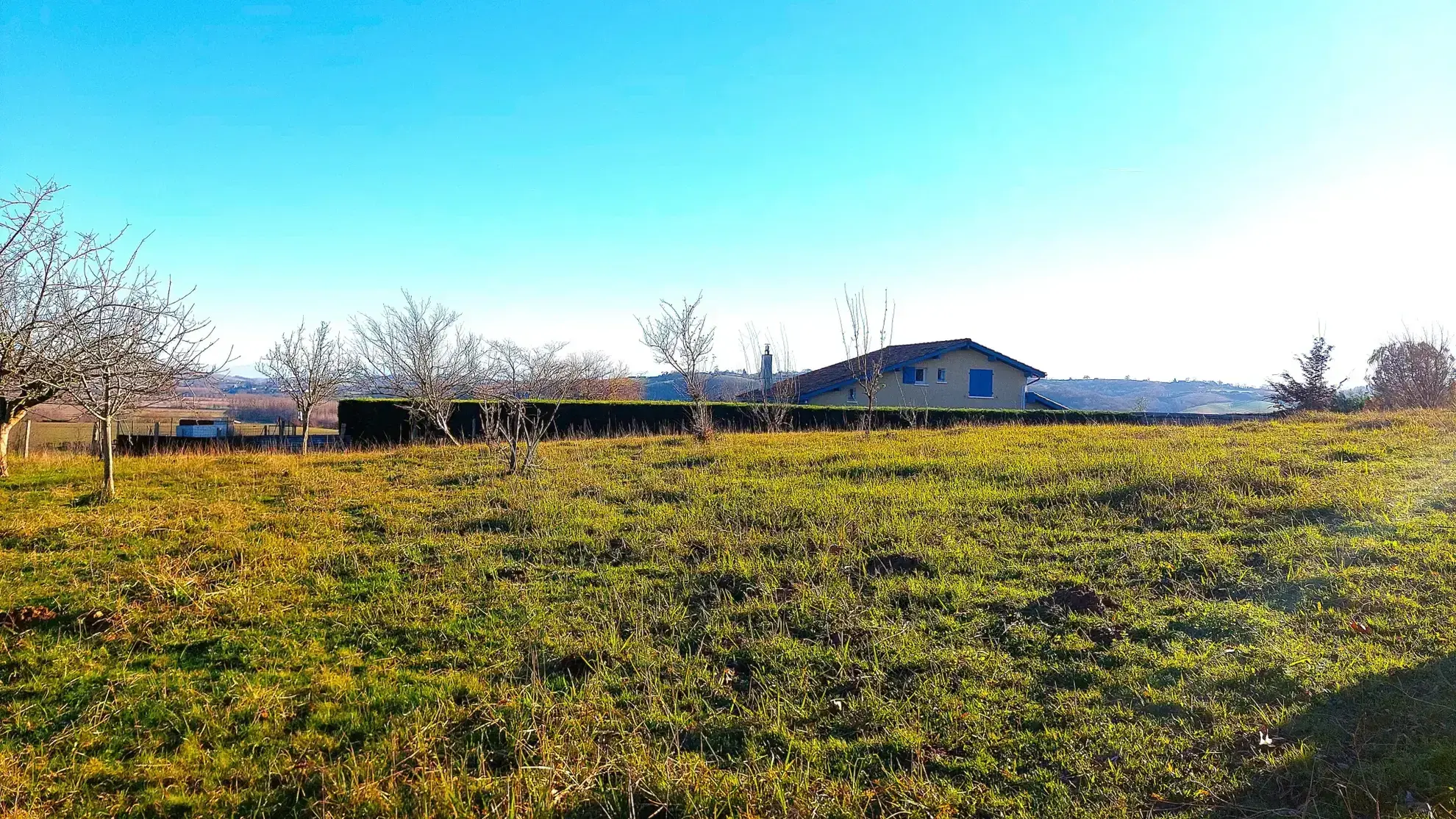Terrain constructible plat de 1300 m² avec vue dégagée à Guiche 
