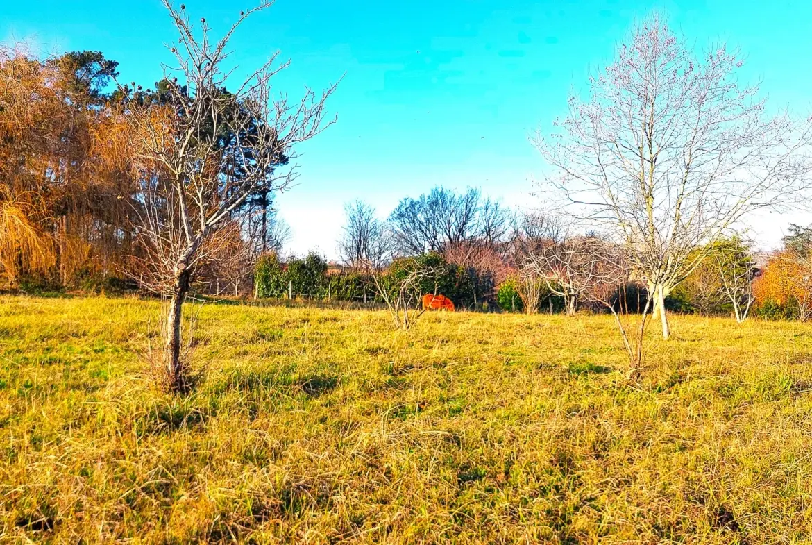 Terrain constructible plat de 1300 m² avec vue dégagée à Guiche 