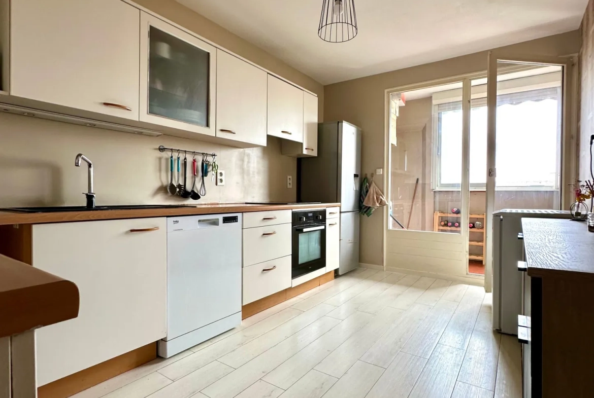 Appartement T4 lumineux de 78 m² avec deux balcons et stationnement à Chalon-sur-Saône 