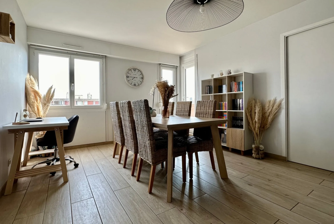 Appartement T4 lumineux de 78 m² avec deux balcons et stationnement à Chalon-sur-Saône 