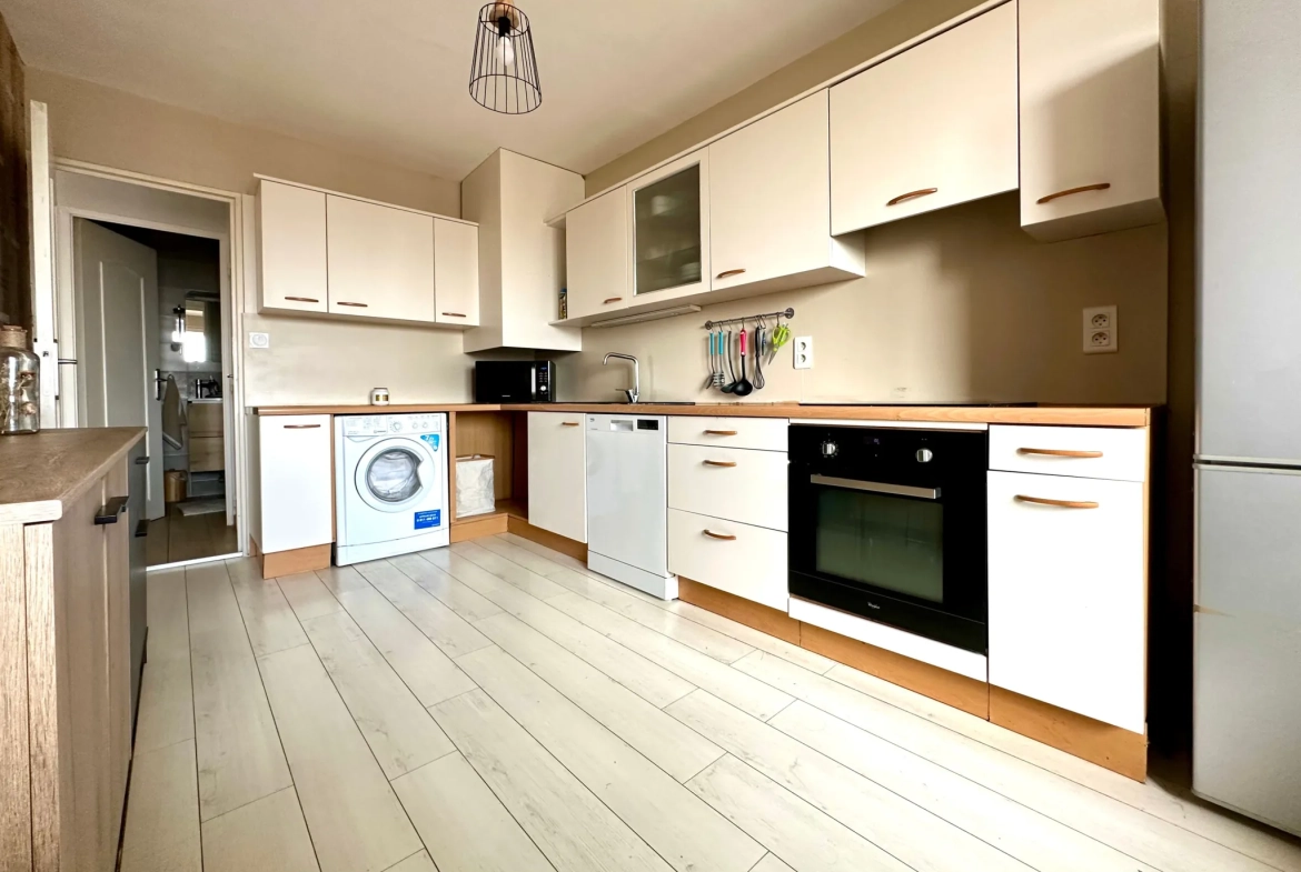 Appartement T4 lumineux de 78 m² avec deux balcons et stationnement à Chalon-sur-Saône 