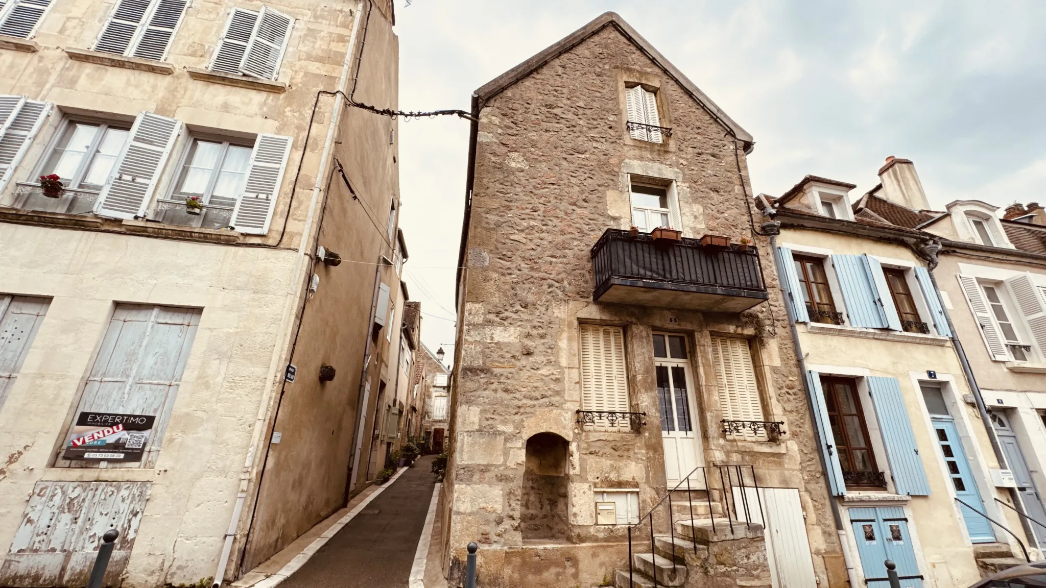 Investissement immobilier à Avallon : immeuble de rapport avec 3 logements en pierre apparente 