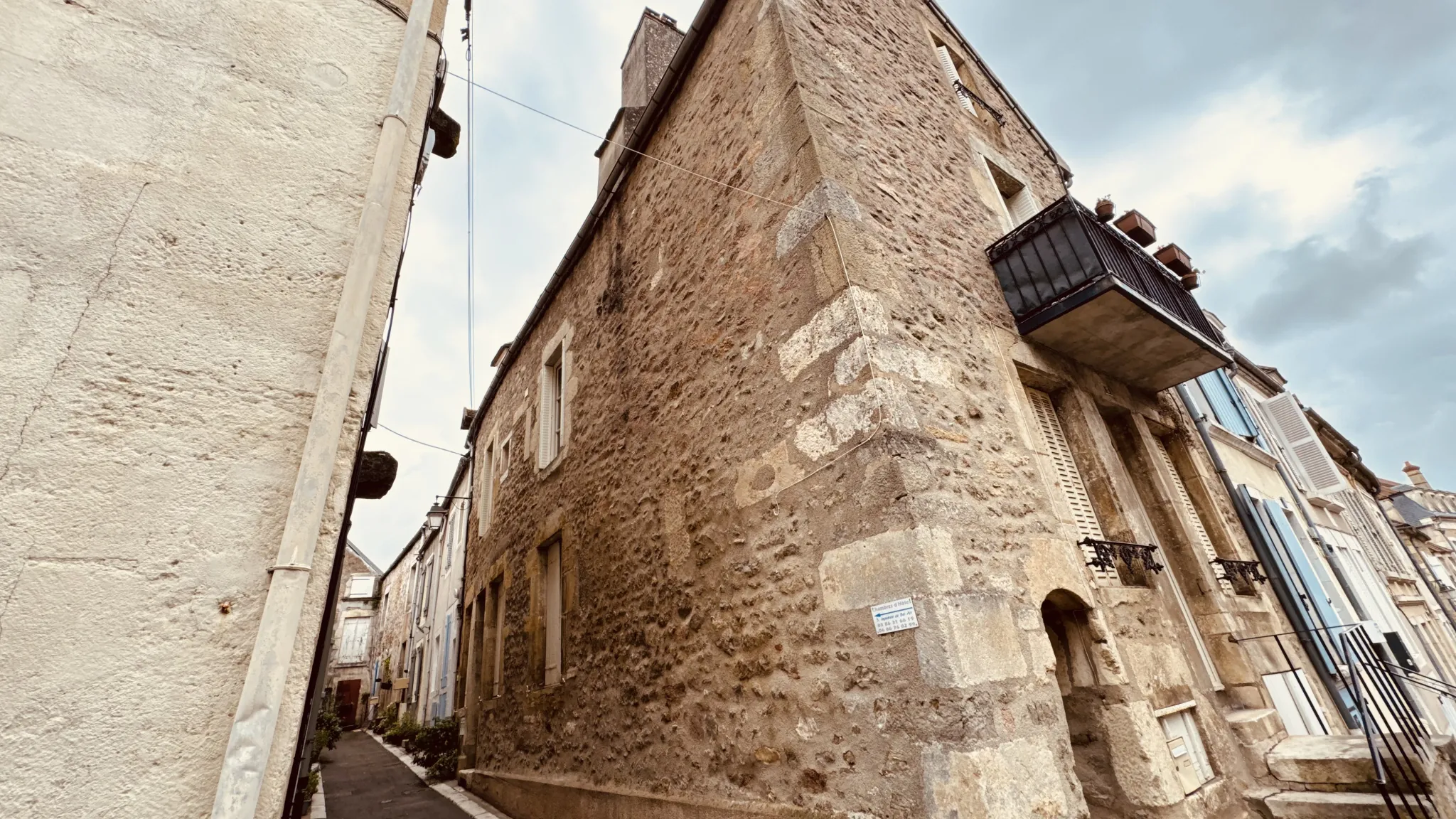 Investissement immobilier à Avallon : immeuble de rapport avec 3 logements en pierre apparente 