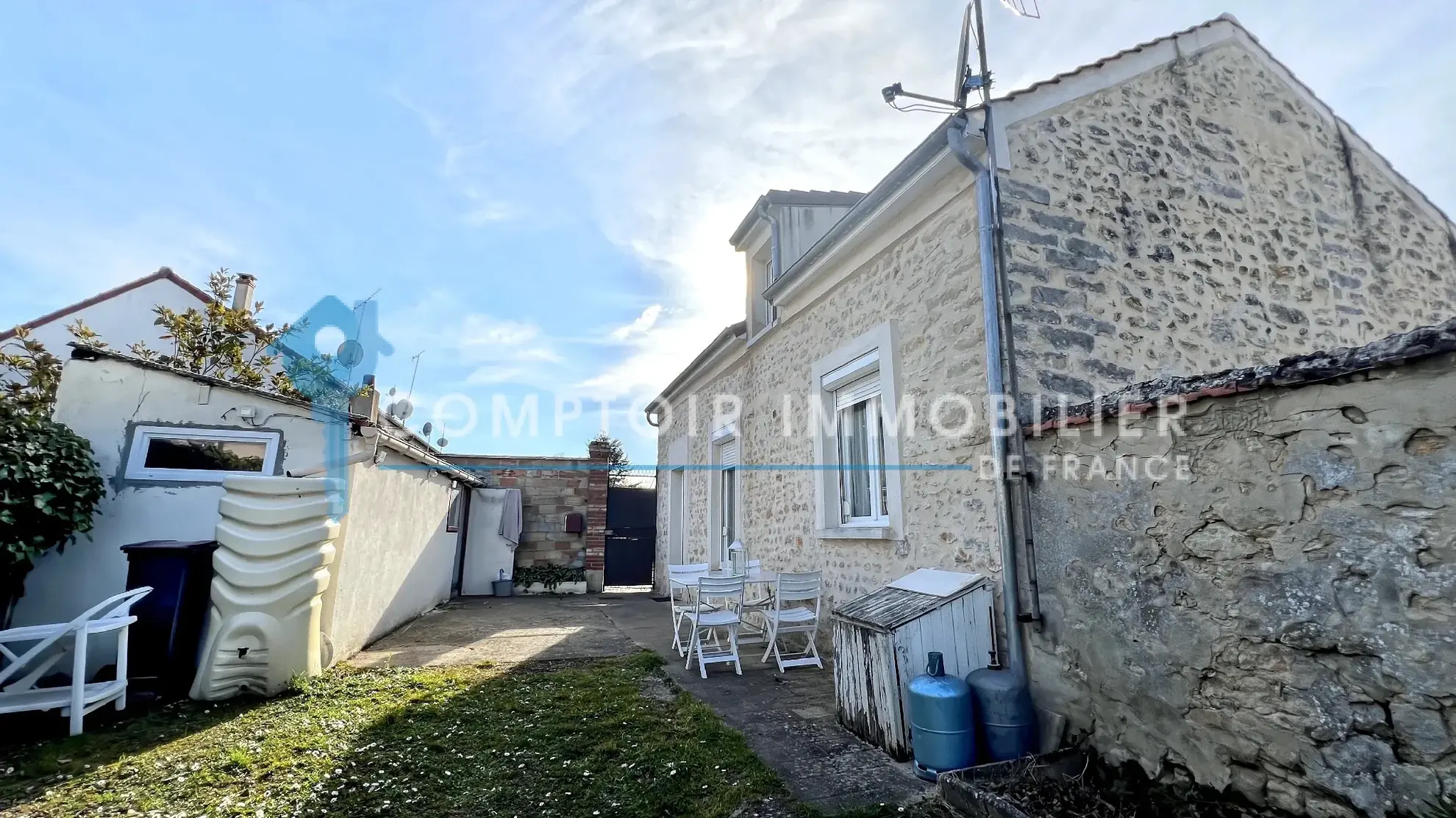Maison en pierres avec jardin et dépendance à Boissy le Cutté - La Ferté Alais 
