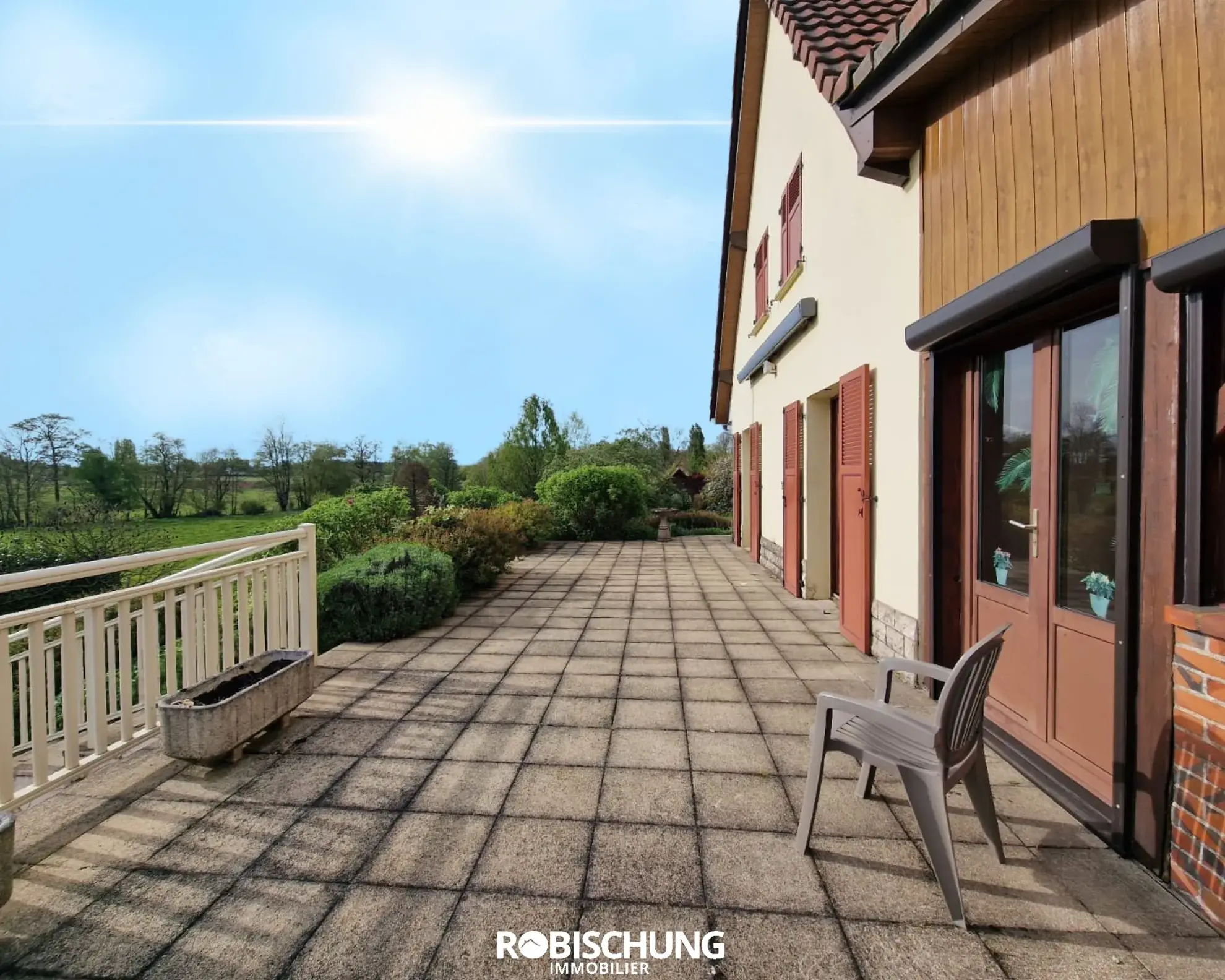 Maison individuelle avec dépendance et grand terrain à Chavannes sur l'étang 