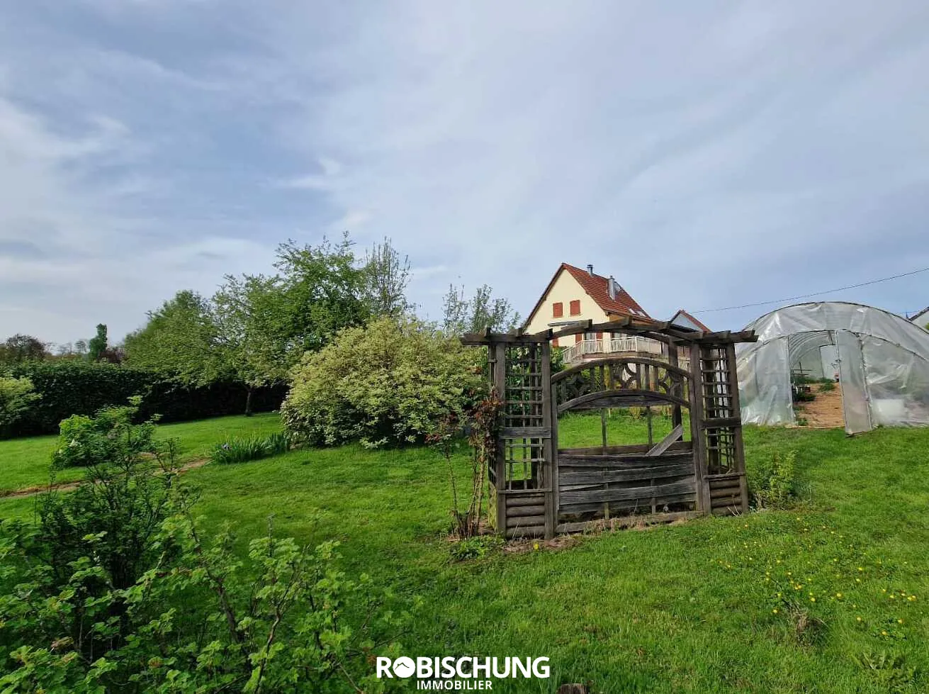 Maison individuelle avec dépendance et grand terrain à Chavannes sur l'étang 