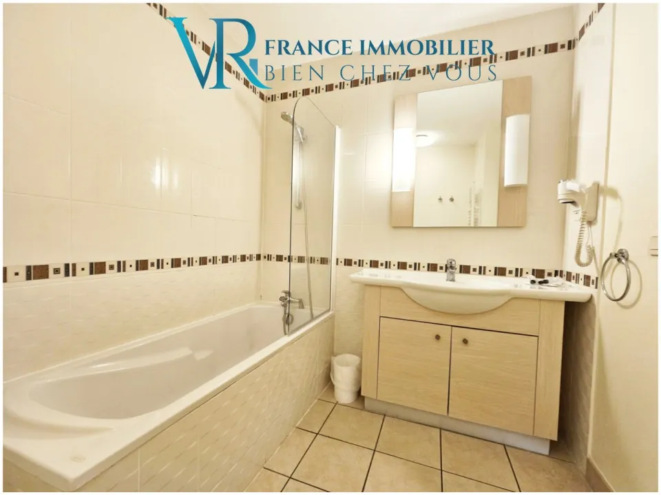 Studio de 31 m² avec balcon et parking à Divonne-les-Bains, idéal pour investisseurs 