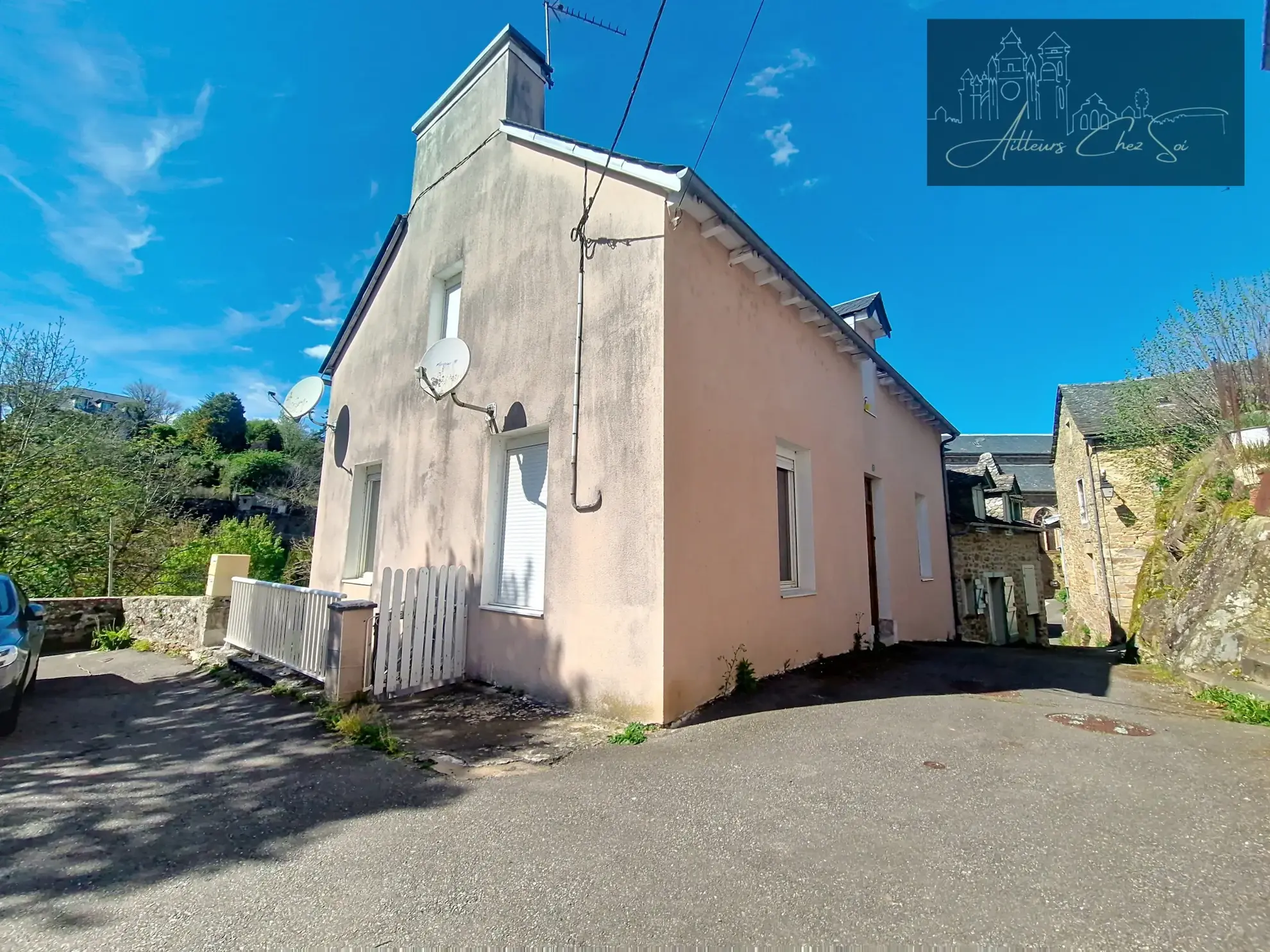 Charmante maison de village avec deux logements et vue panoramique sur le Céor à Cassagnes Begonhes 